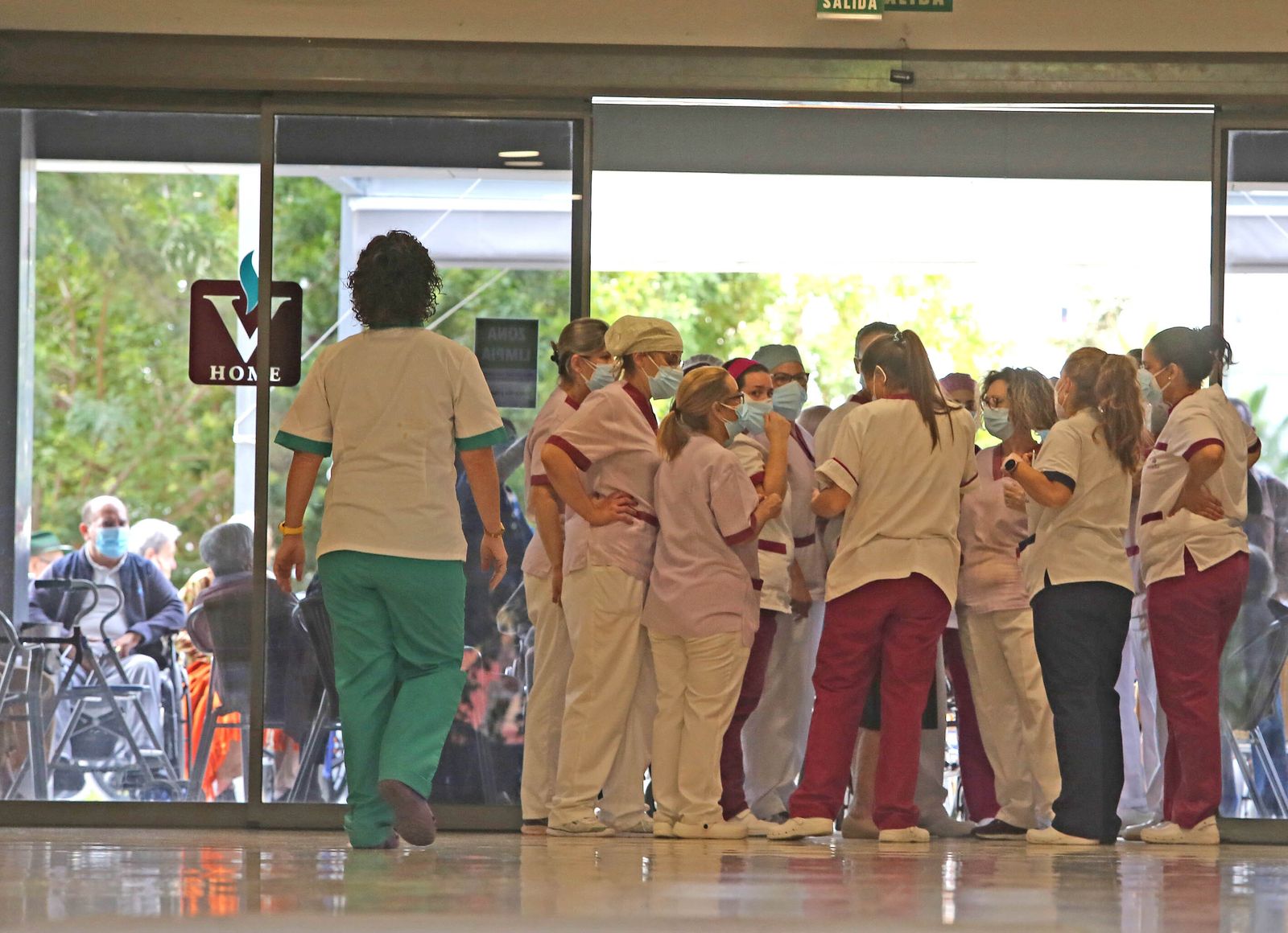 Trabajadores de la residencia Vitalia Home La Marquesa, en una imagen de archivo.