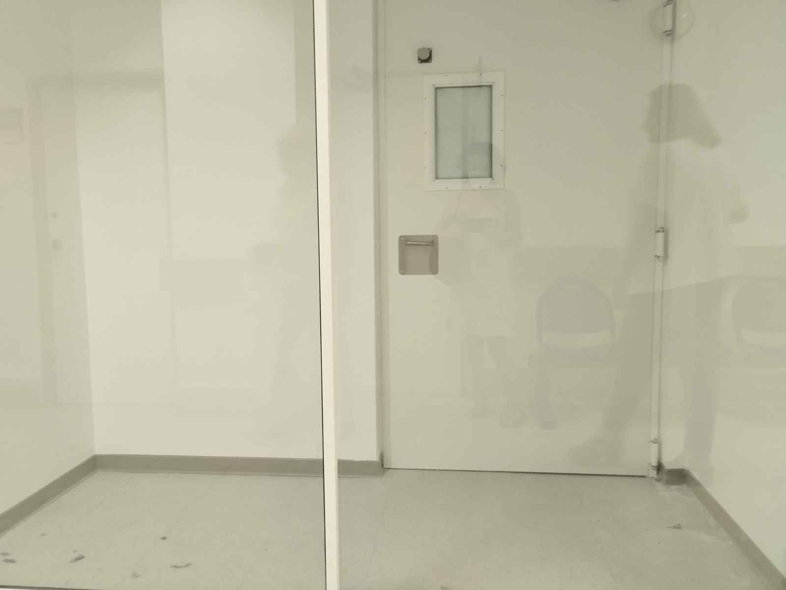 La puerta del nuevo Hospital de Día Oncohematológico del Clínico permanece cerrada.