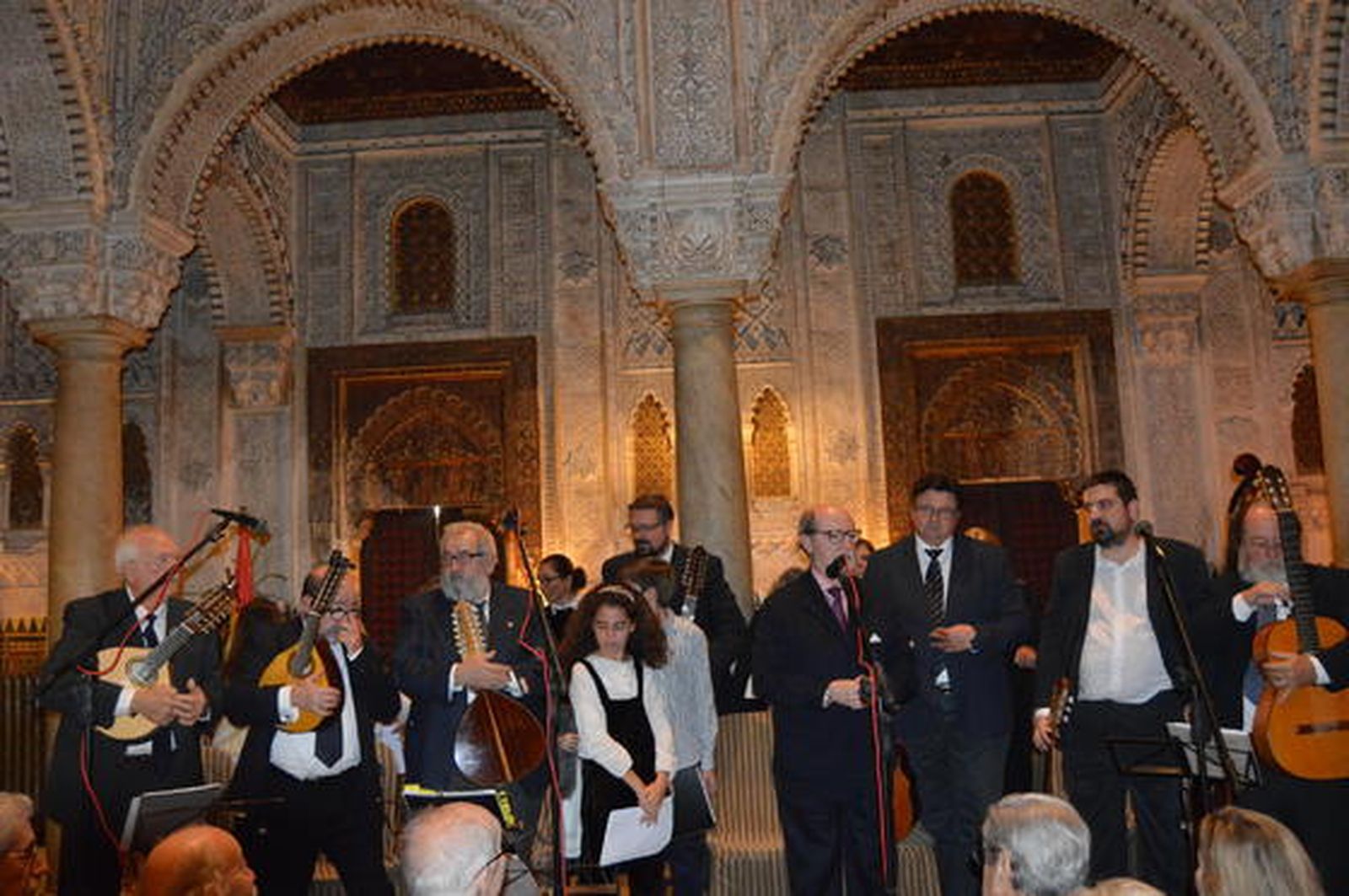 El presidente del Ateneo, Ignacio Moreno con el grupo Gadir, tras la finalizar el tradicional concierto de navidad, en el patio del Casino Gaditano.

Foto: Ignacio Casas de Ciria