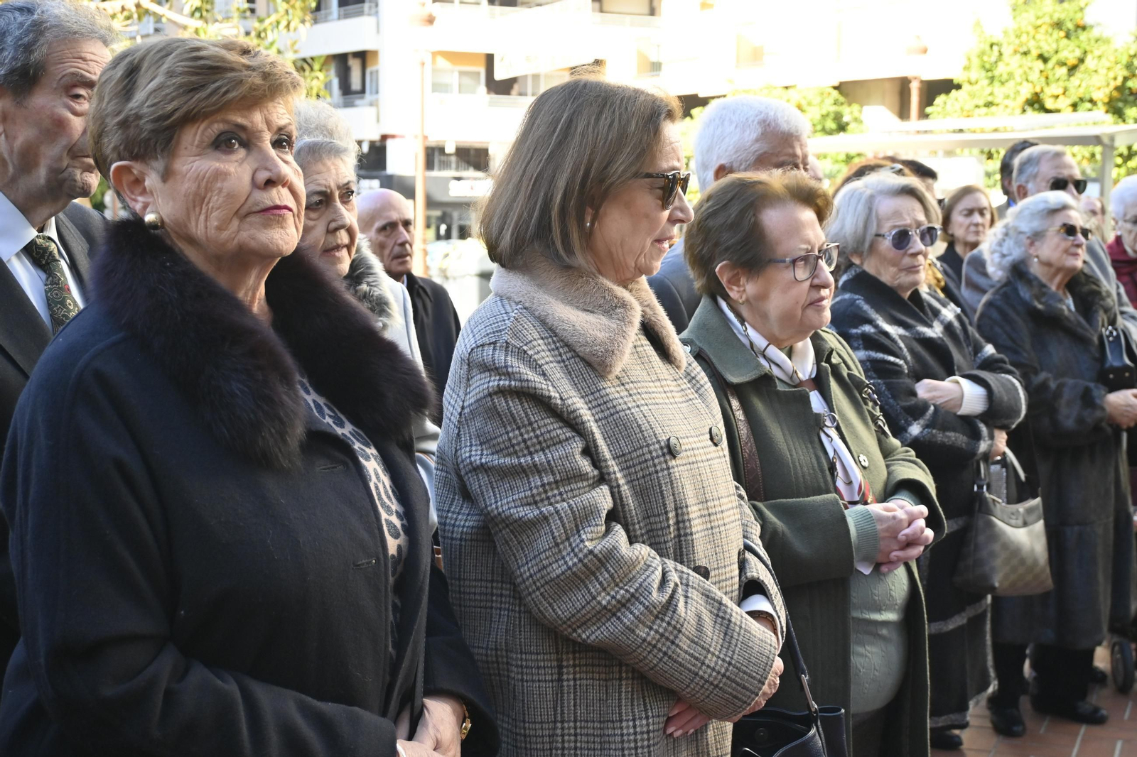 Imágenes de la ofrenda floral por parte de la Comisión del Monumento a la Inmaculada