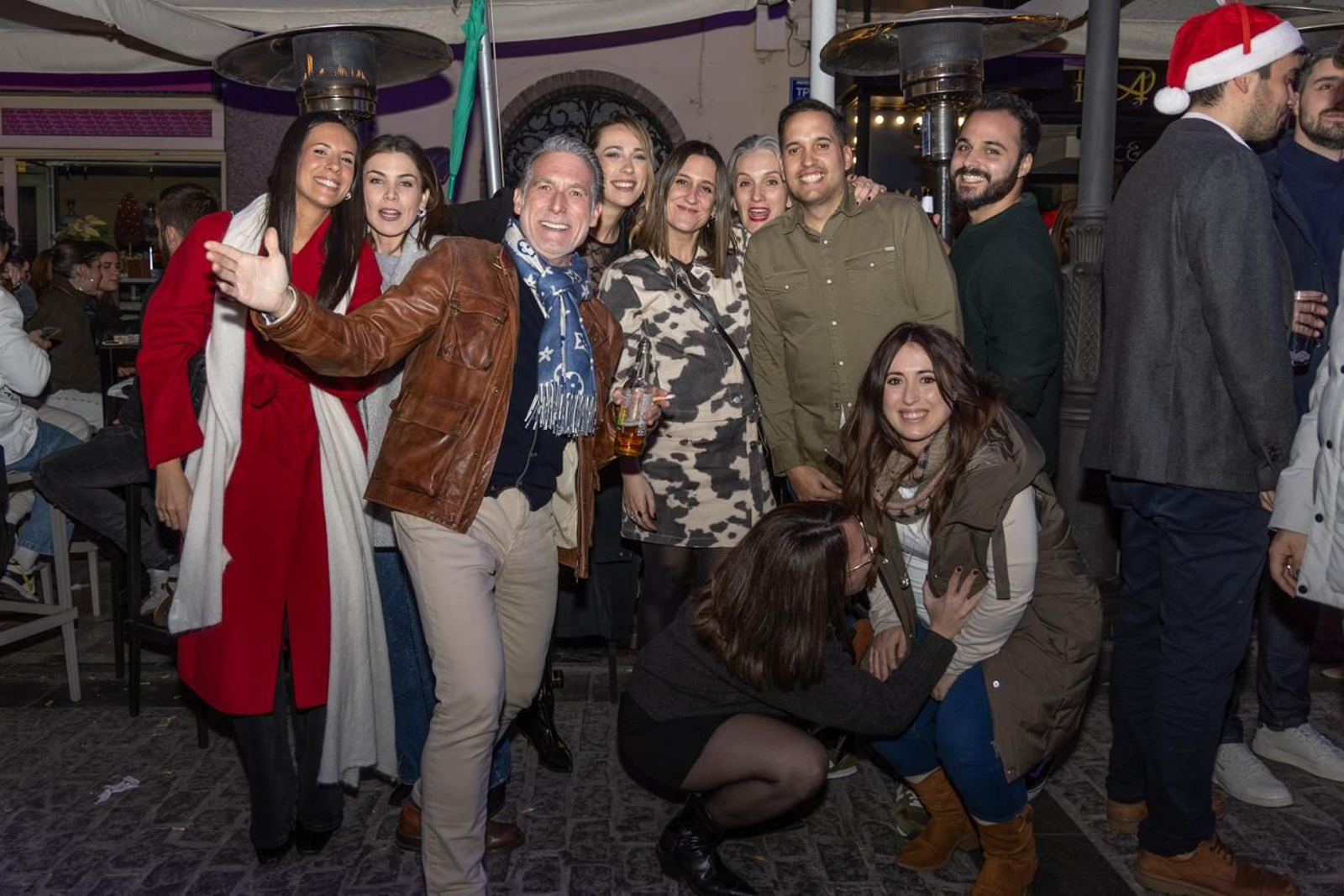 Los jiennenses disfrutan del centro de la ciudad, rodeados de un ambiente navideño