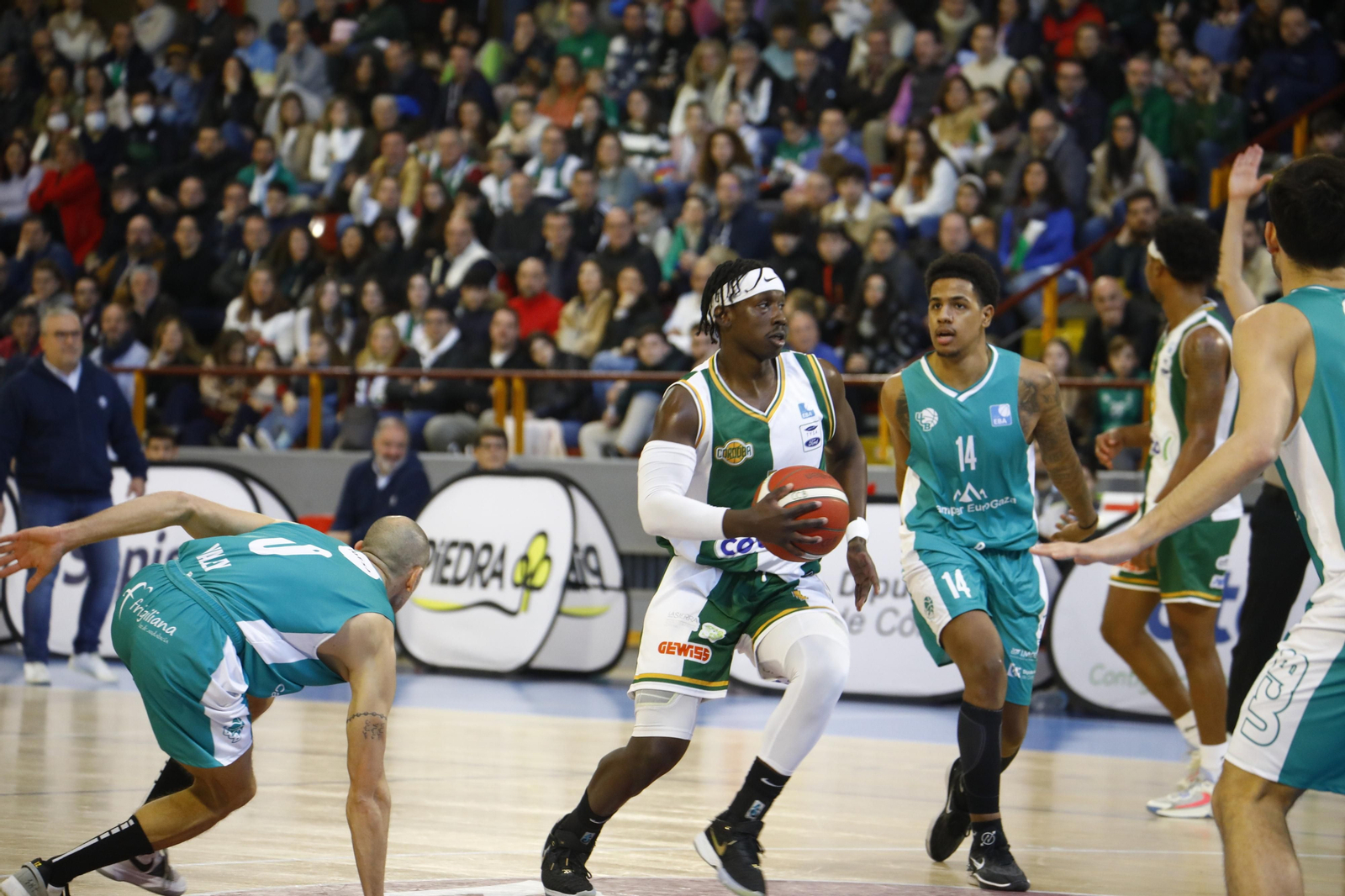 Las mejores fotos del ambiente en Vista Alegre para el derbi entre el Coto Córdoba y el UCB Camper Eurogaza