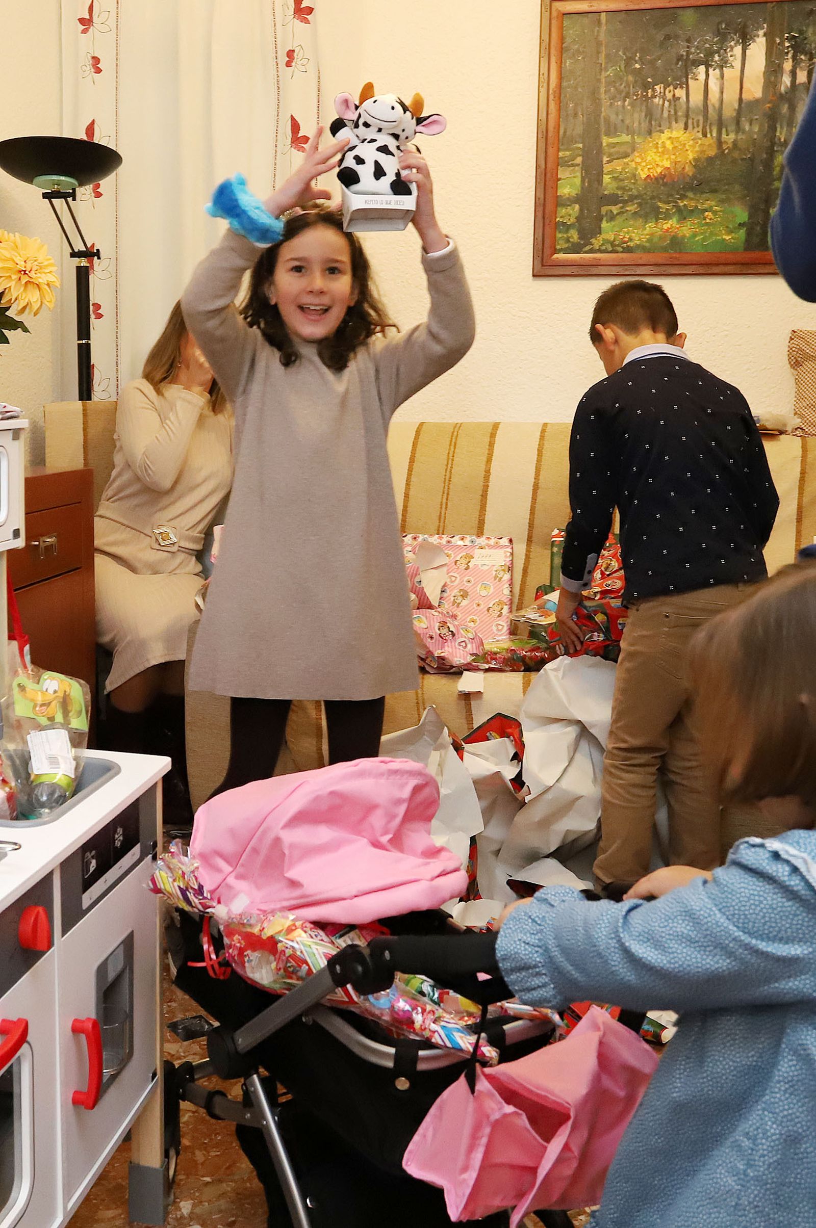 Imágenes de los niños recibiendo sus regalos de Reyes