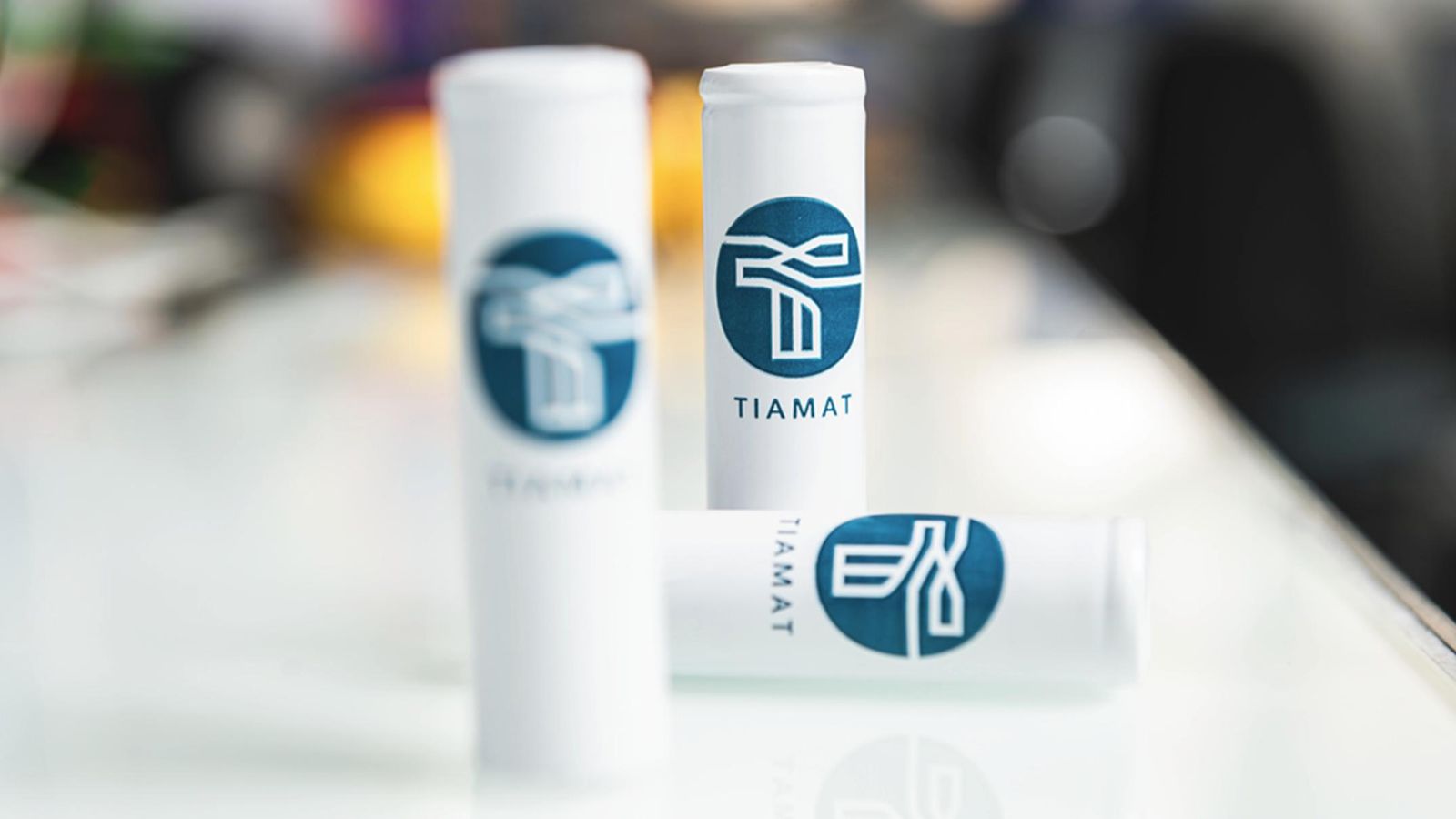 Estas baterías no requieren litio, cobalto, cobre o níquel  pero, por ahora, no ofrecen la misma densidad energética que las de iones de litio y tienen una vida más corta.