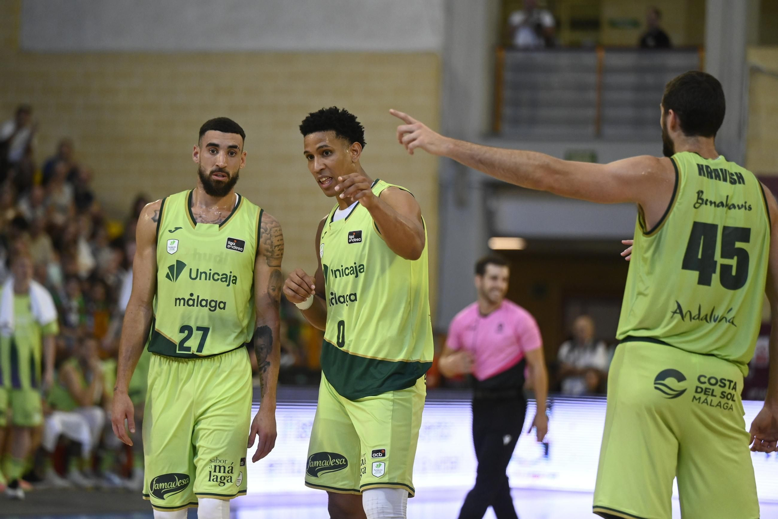 Las mejores fotos del ambiente en Vista Alegre para el Unicaja - Covirán Granada de la Copa de Andalucía de baloncesto