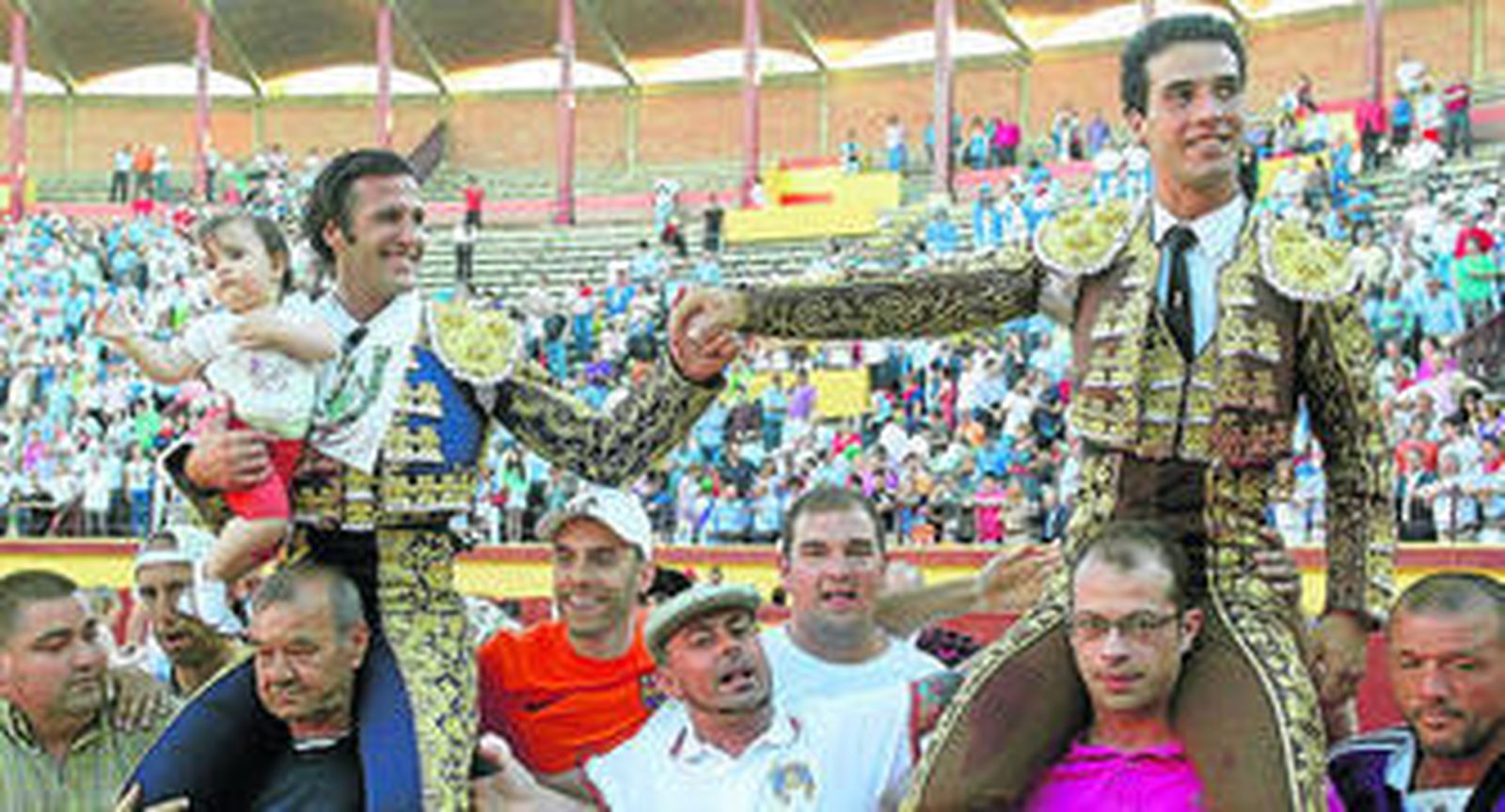 David Mora y Morenito de Aranda, a hombros camino de la puerta grande.