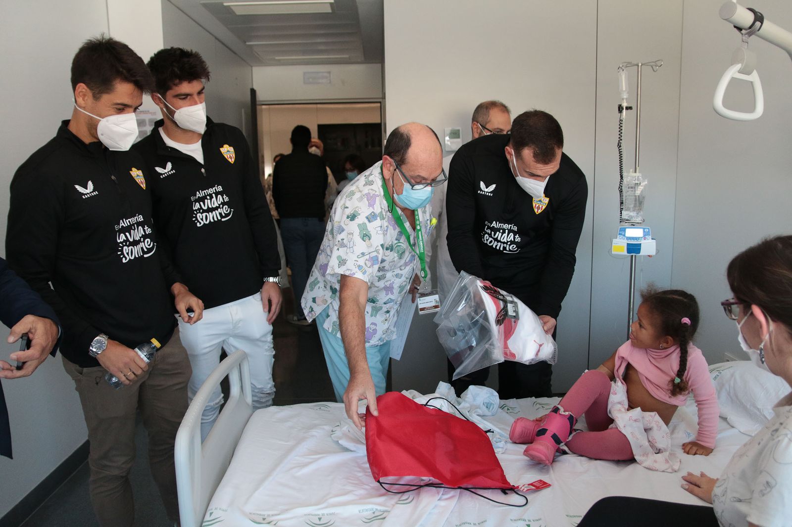Los Reyes Magos de la UD Almería entregan sus regalos a los niños hospitalizados de Torrecárdenas