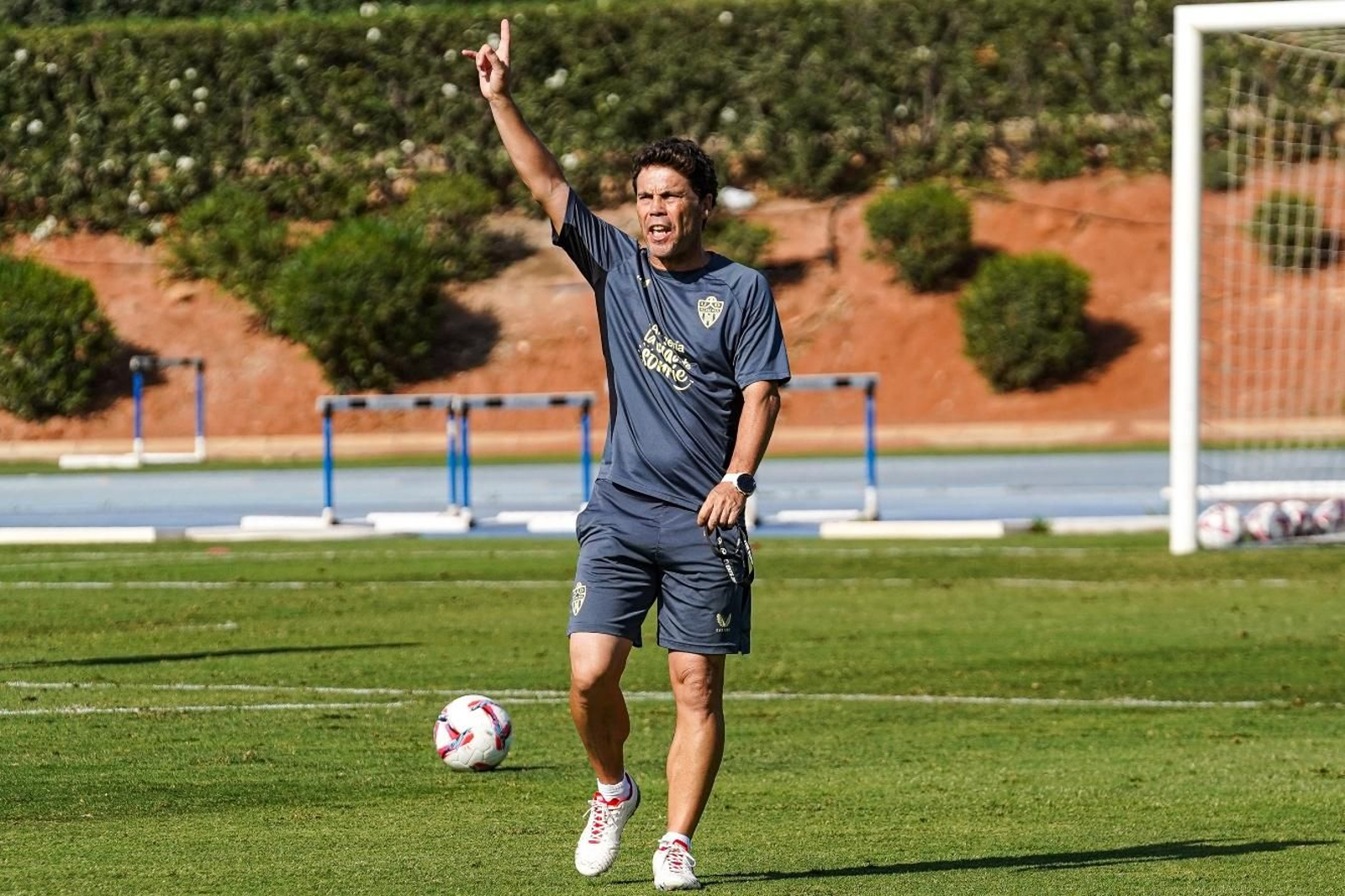 Rubi dirige a su equipo en el Anexo de los Juegos Mediterráneos.