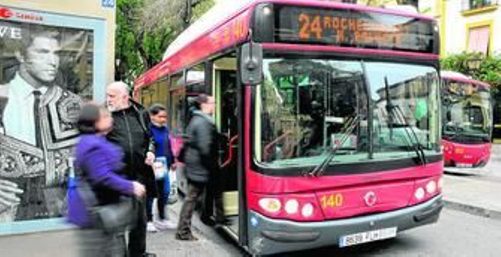 Los usuarios suben a un autobús de la línea 24, una de las que ha sido modificada.