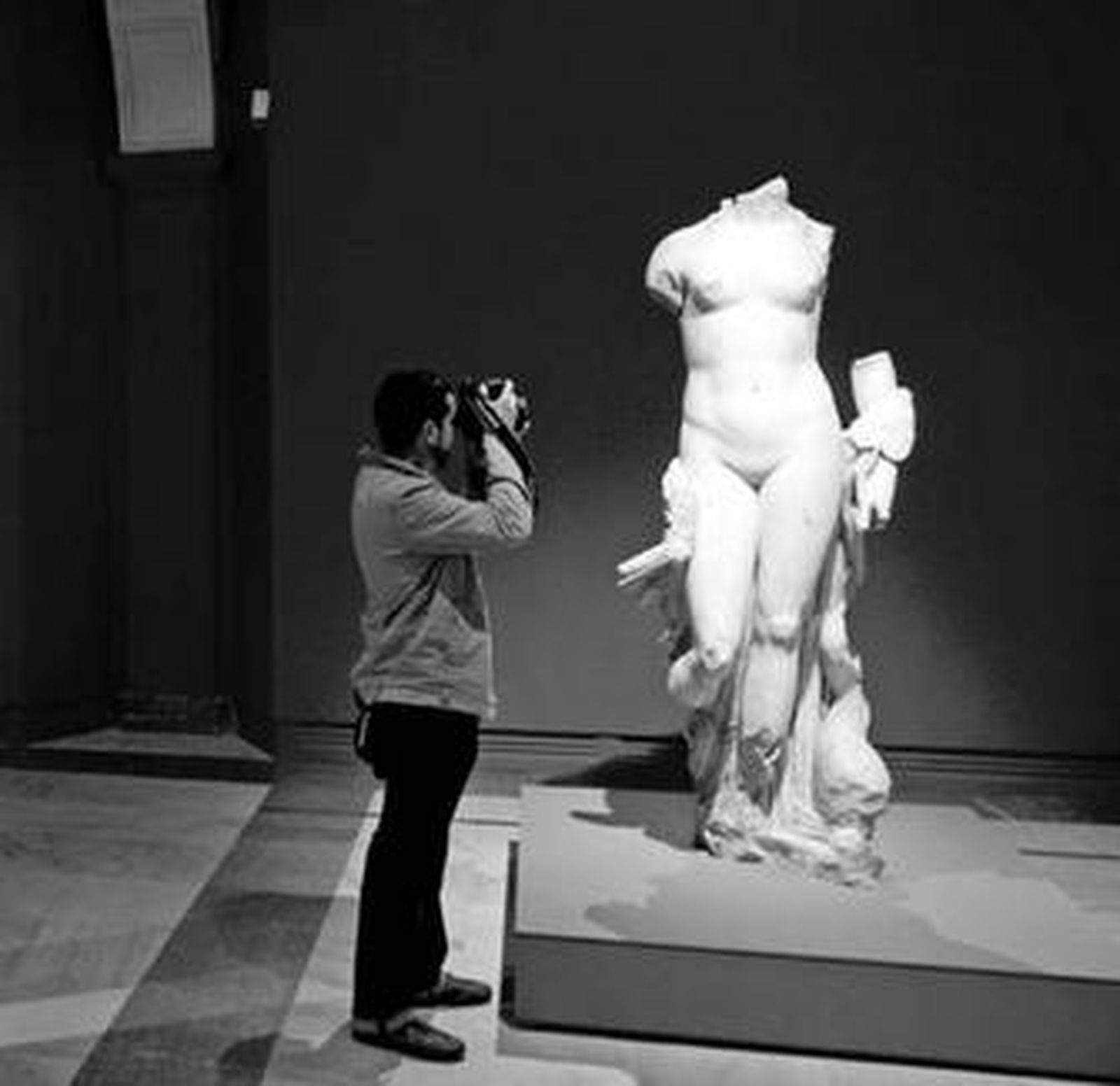 Una de las estatuas que componen la muestra.