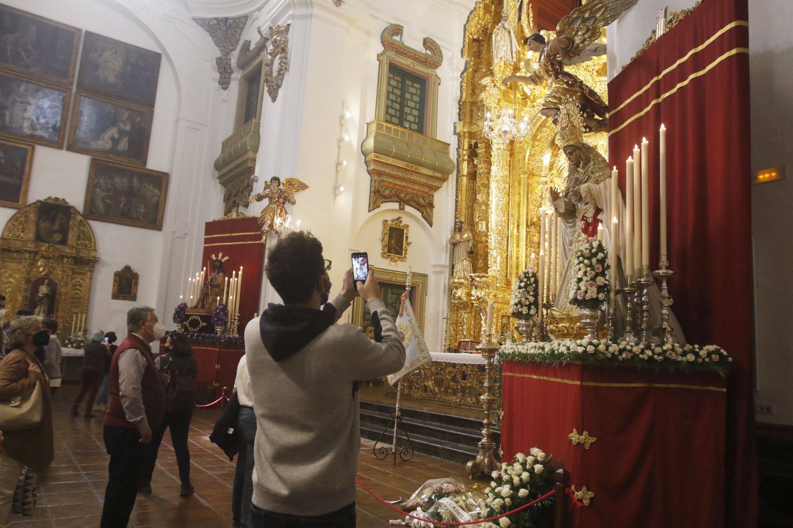 El Señor de la Coronación de Espinas y la Virgen de la Merced, a los pies del altar de la iglesia de la Merced.