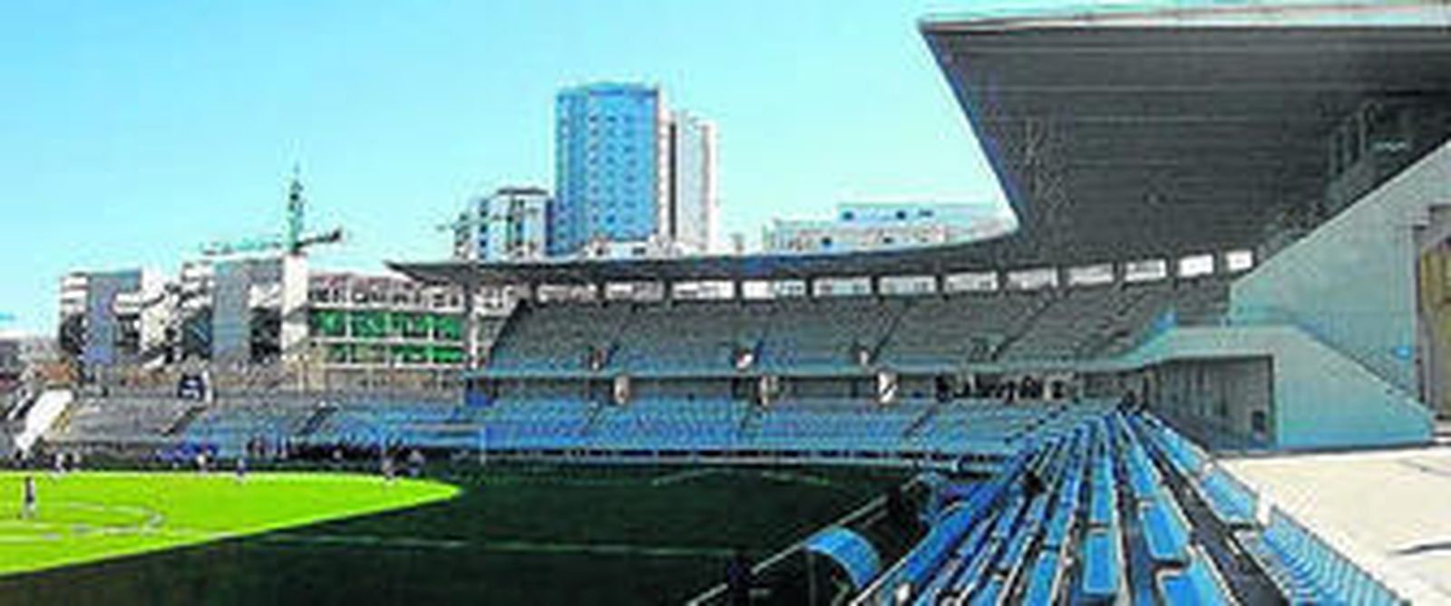 Campo de L'Hospitalet, con la visera que cubre parte de la grada.