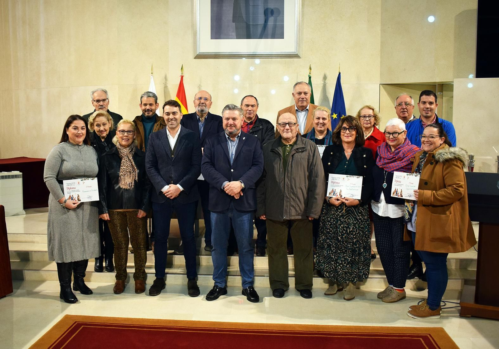 El concejal Diego Cruz con los premiados en el certamen de belenes de este año.