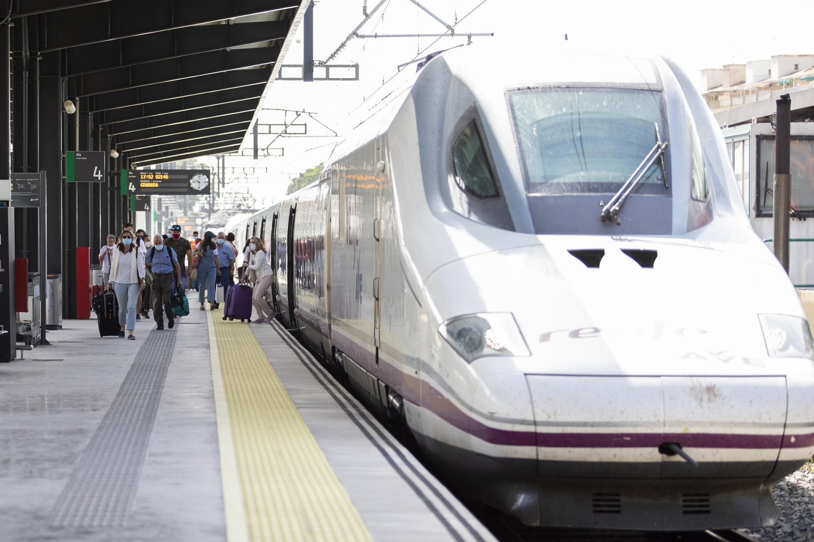 Renfe lanza una campaña especial para viajar de Granada a Madrid en tren a mitad de precio