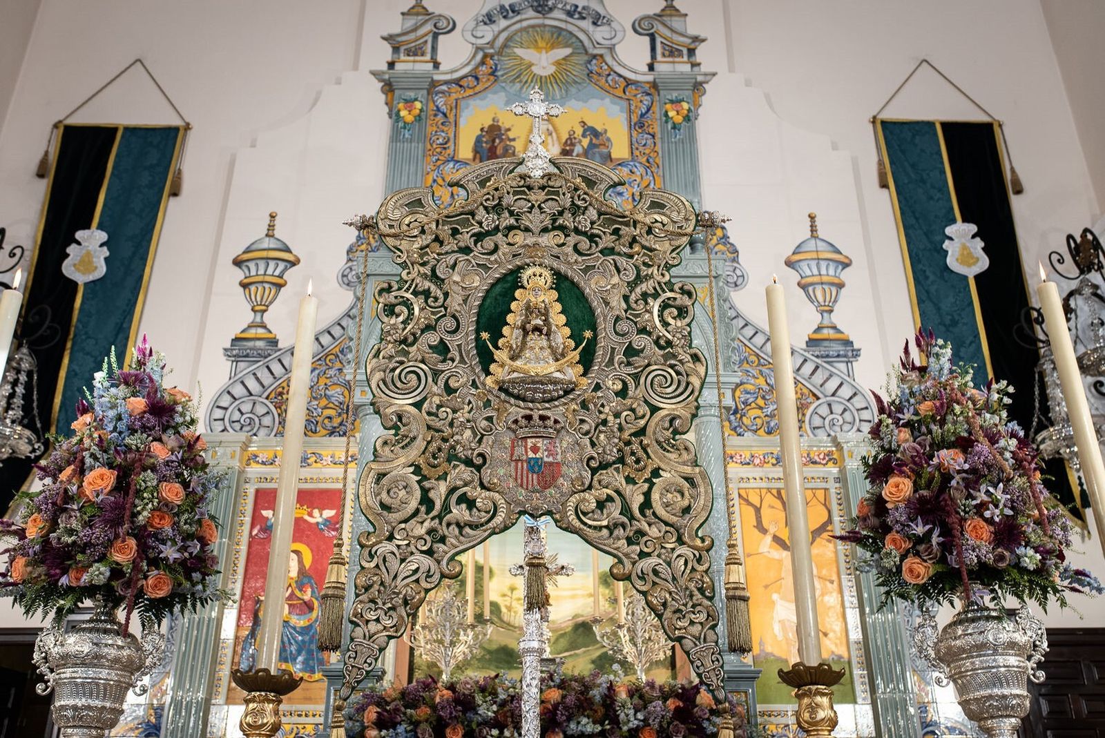 El restaurado Simpecado de la Hermandad del Rocío de Huelva.