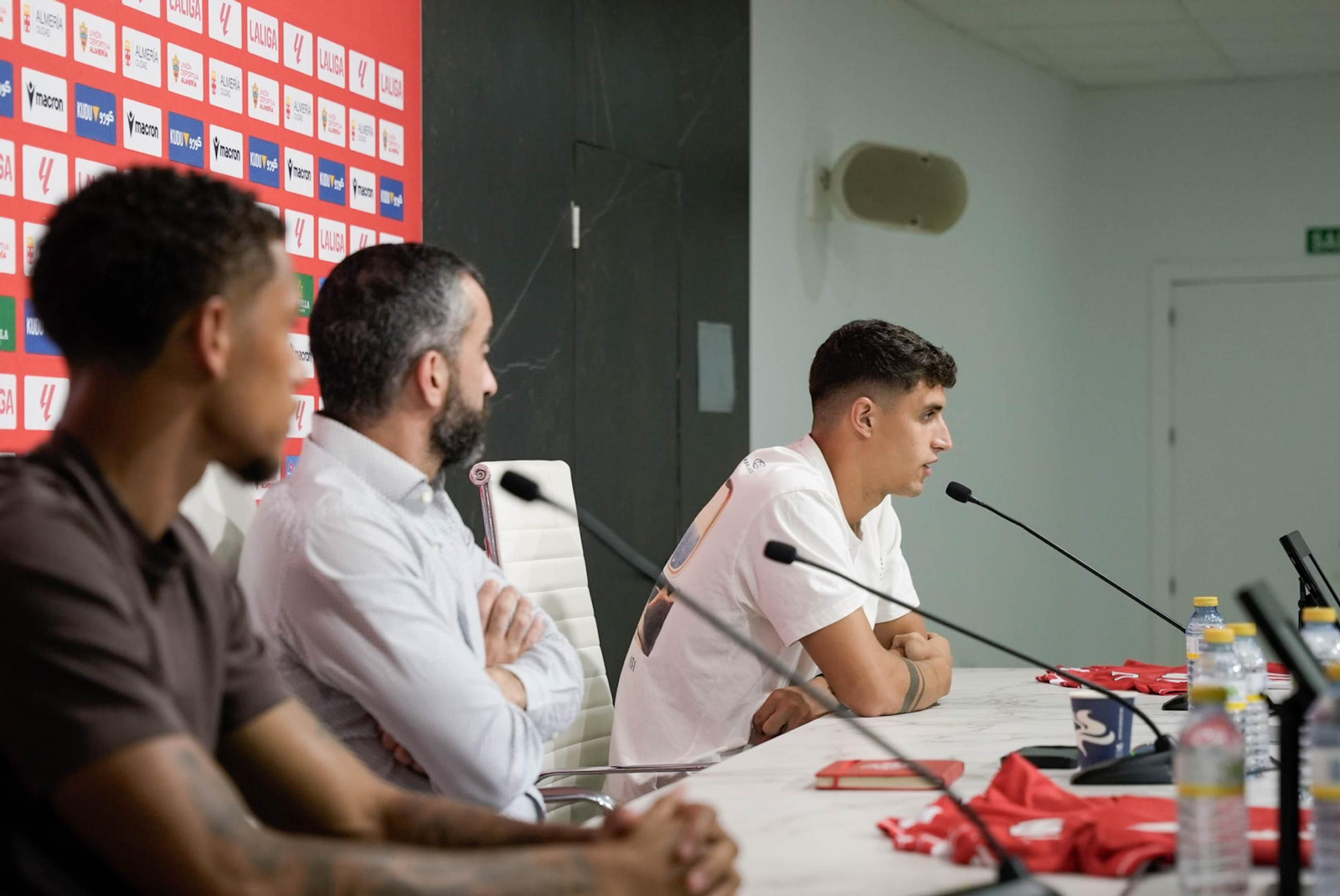 Las imágenes de la presentación de Marcos Luna y a Chirino UDA en Almería