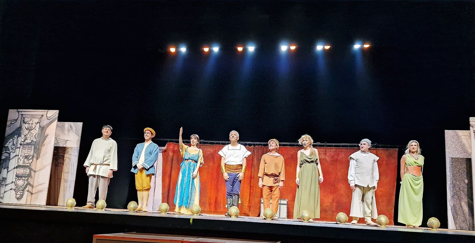 El elenco de actores de ‘Miles Gloriosus’ recibe el aplauso del público.