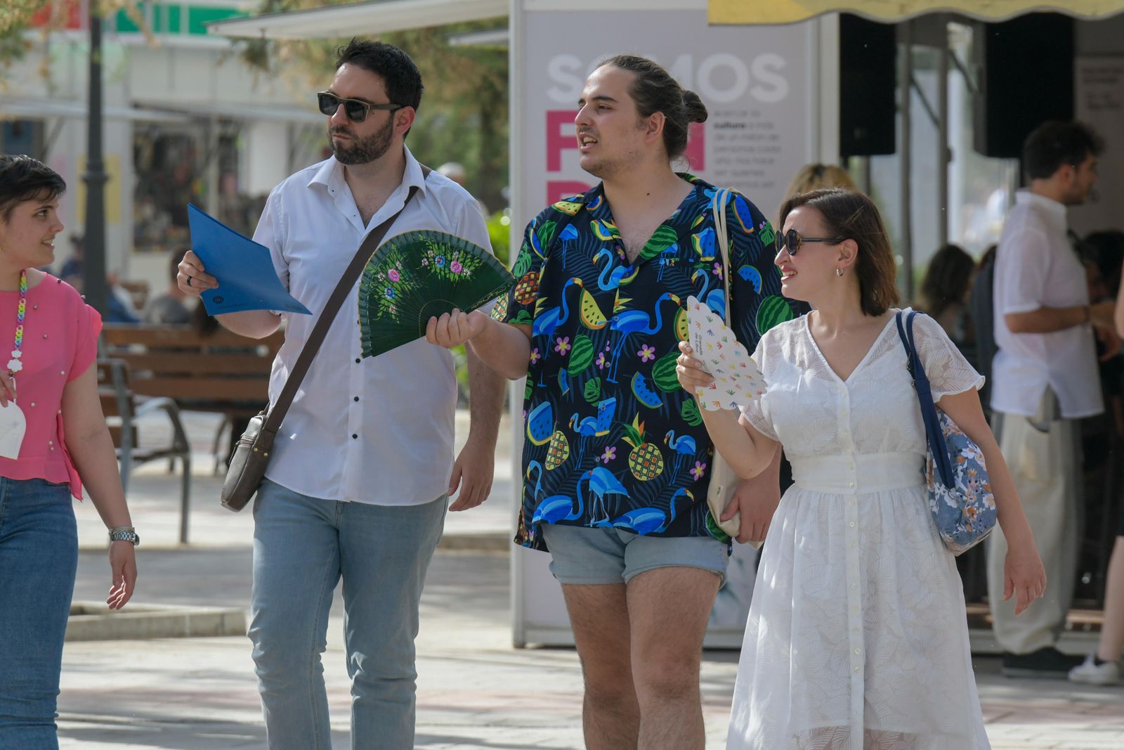 Viandantes en Granada.