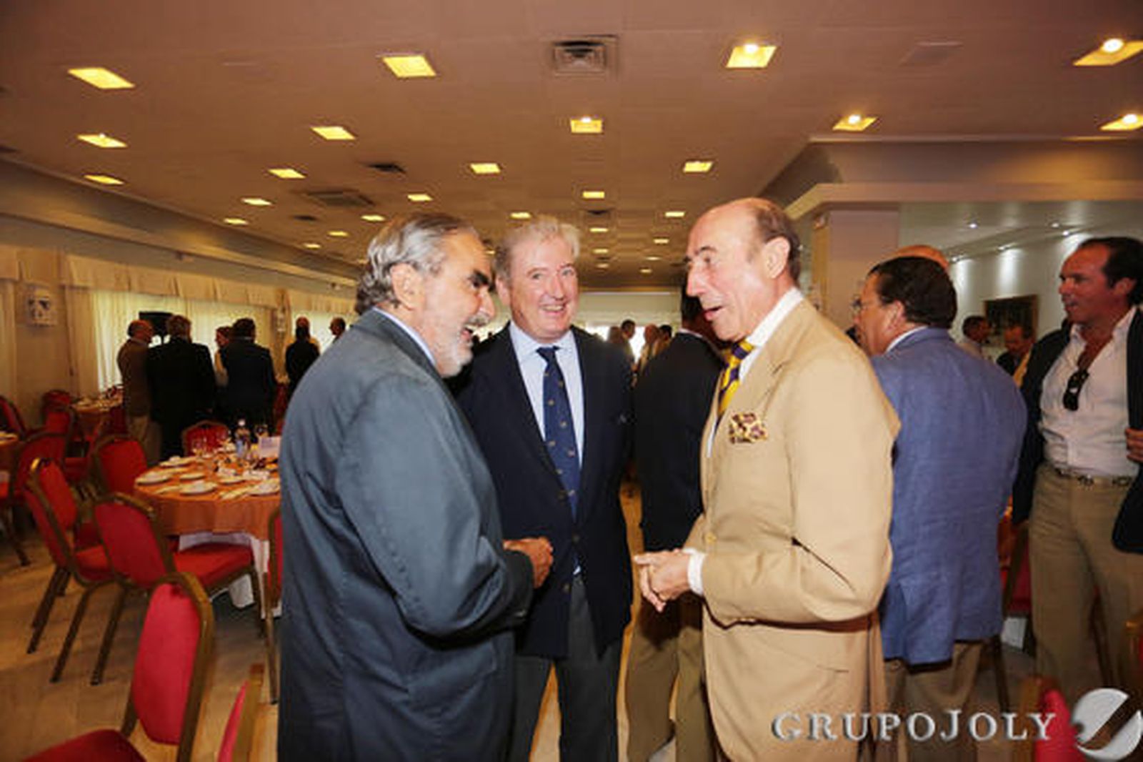 De izquierda a derecha, Evaristo Babé, presidente del Consejo del Brandy, Pedro Rebuelta, vicepresidente de González Byass, y Beltrán Domecq, presidente del Consejo Regulador.

Foto: Pascual