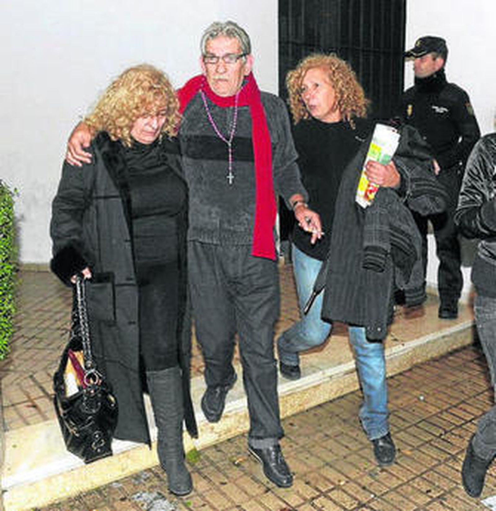 Miguel Montes Neiro, con su familia tras salir del juzgado el viernes.