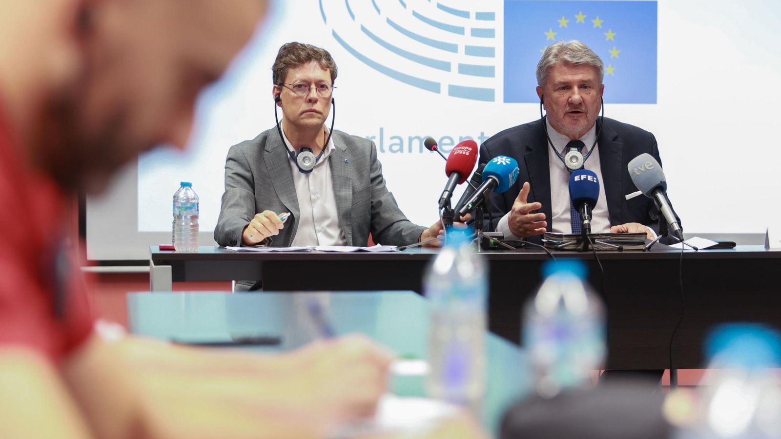 El presidente de la comisión de Peticiones del PE, Bogdan Rzońca (derecha), durante la rueda de prensa en Sevilla.