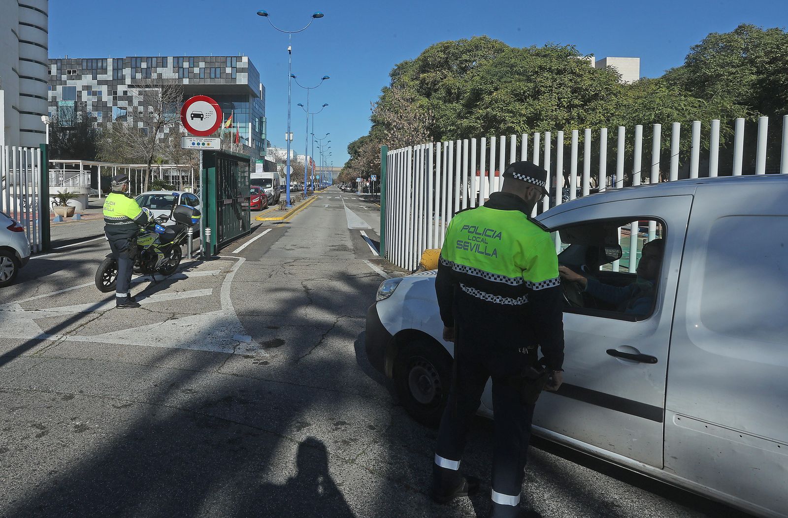 Controles policiales a los vehículos que acceden a la zona regulada de la Cartuja.
