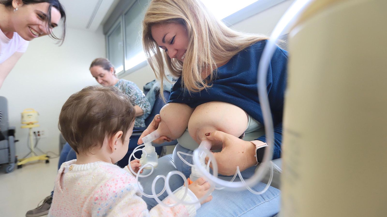 Ana Isabel Rodríguez donando leche junto a su bebé de 18 meses.