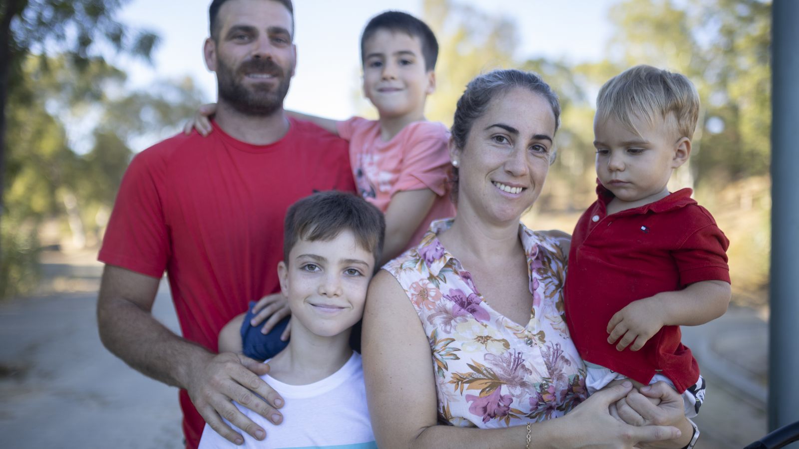 Carmen y Juan junto a sus tres hijos.