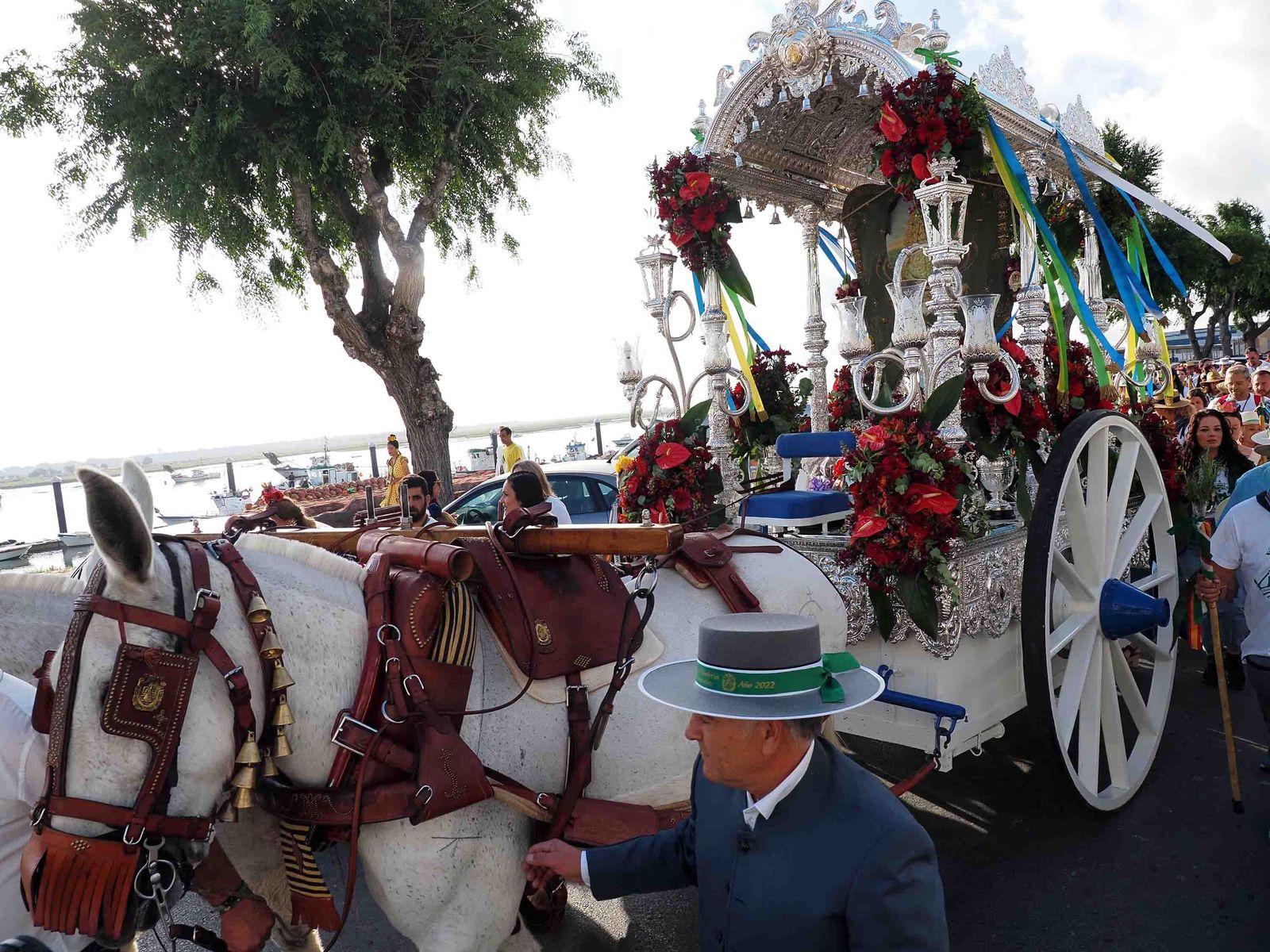 Salida de la Hermandad de Punta Umbría hacia El Rocío.