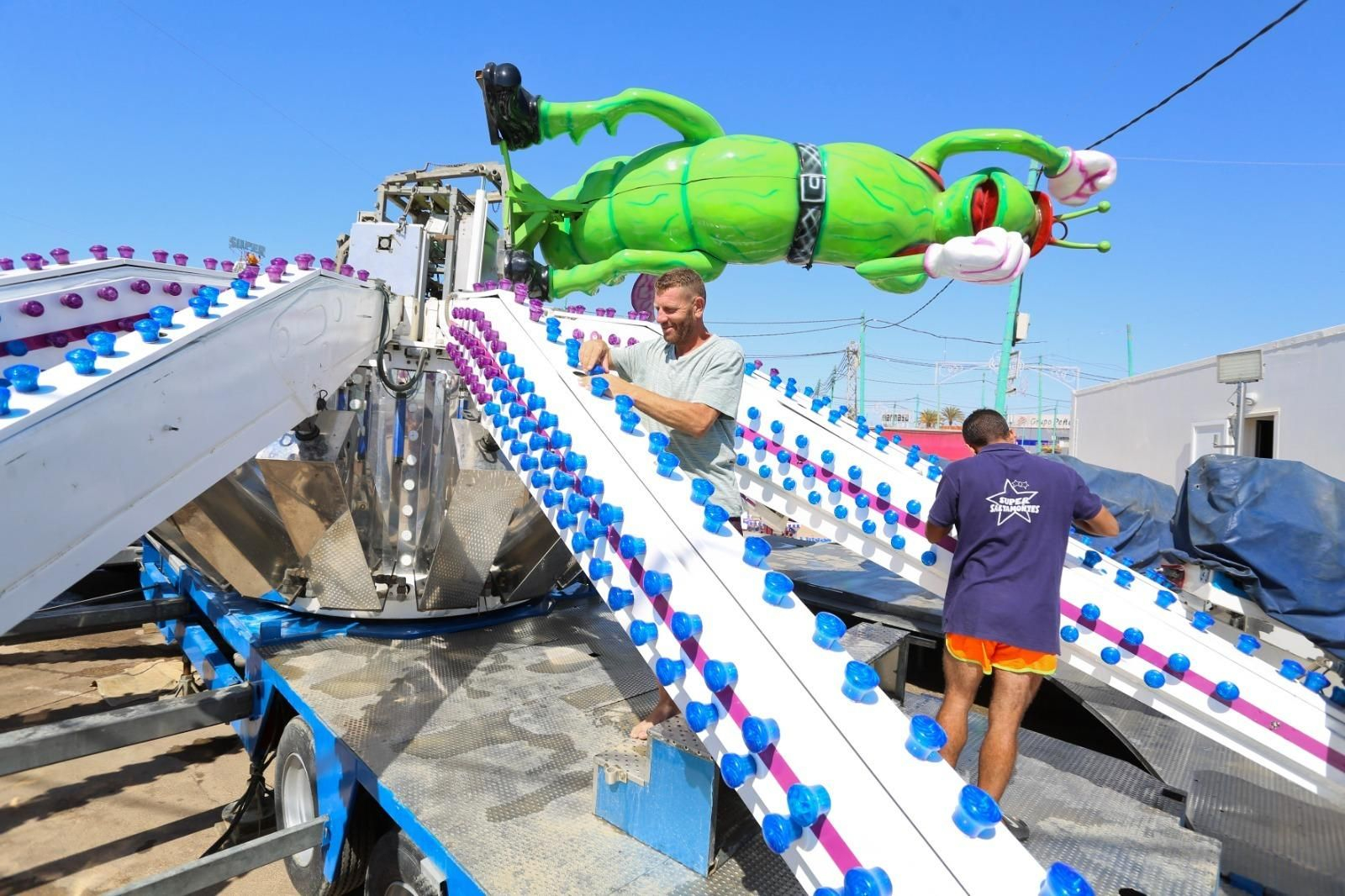 Preparativos contrarreloj en el Real para la Feria de Málaga y montaje de atracciones