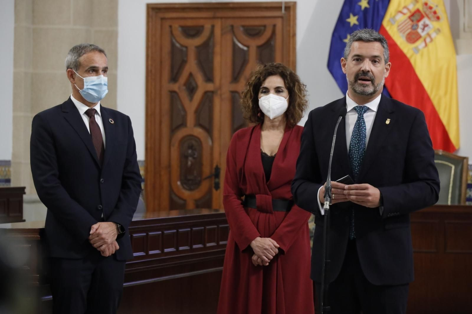 Un momento de la intervención del alcalde de Rota en presencia de la ministra de Hacienda y el subdelegado del Gobierno.