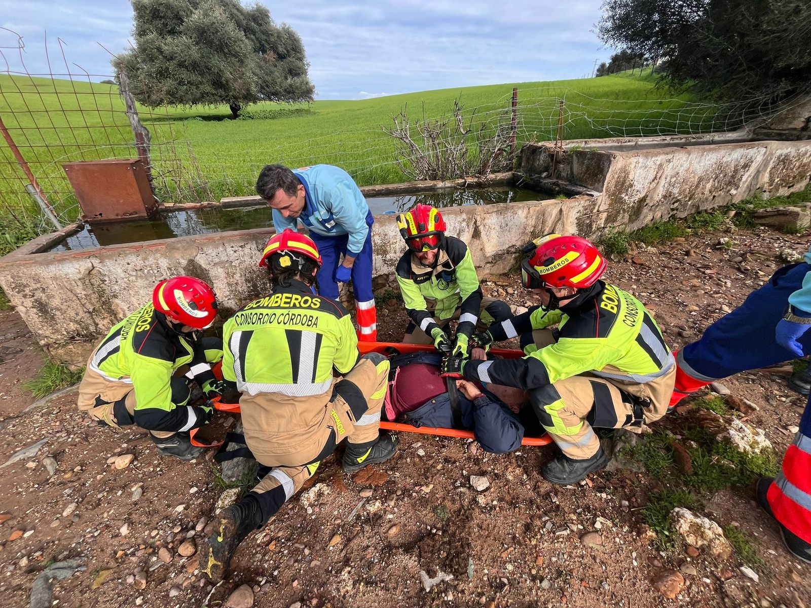Los bomberos auxilian a una de las personas rescatadas en Palma del Río.