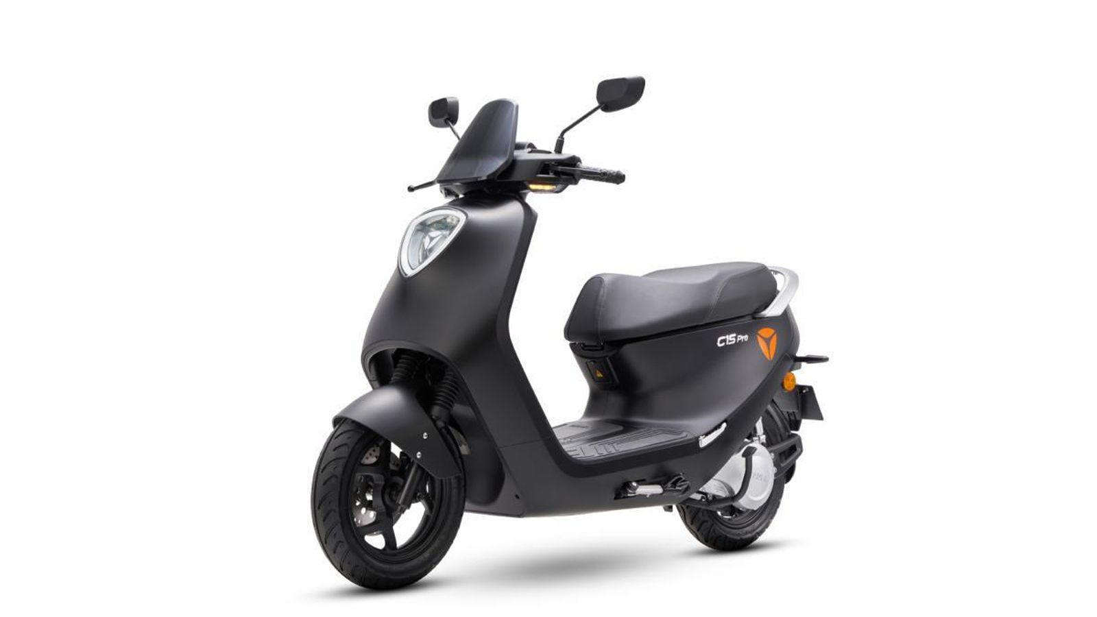 El scooter C15 Pro tiene la homologación de motocicleta y una potencia de 6 kW (8 CV).