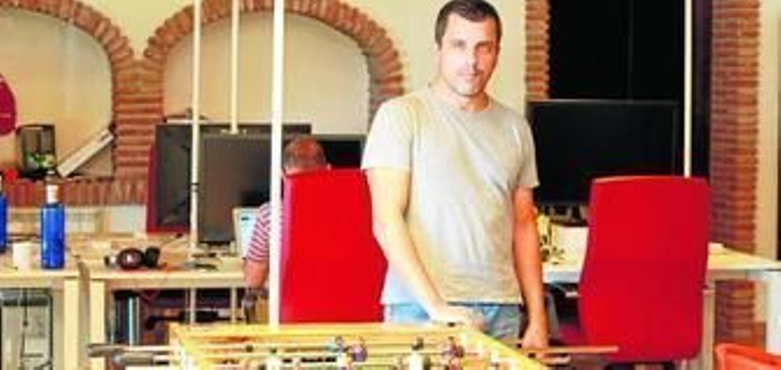 Bernardo Quintero, el jueves pasado por la tarde en la sala principal de VirusTotal, donde un futbolín divide la zona de descanso y esparcimiento de la de trabajo.