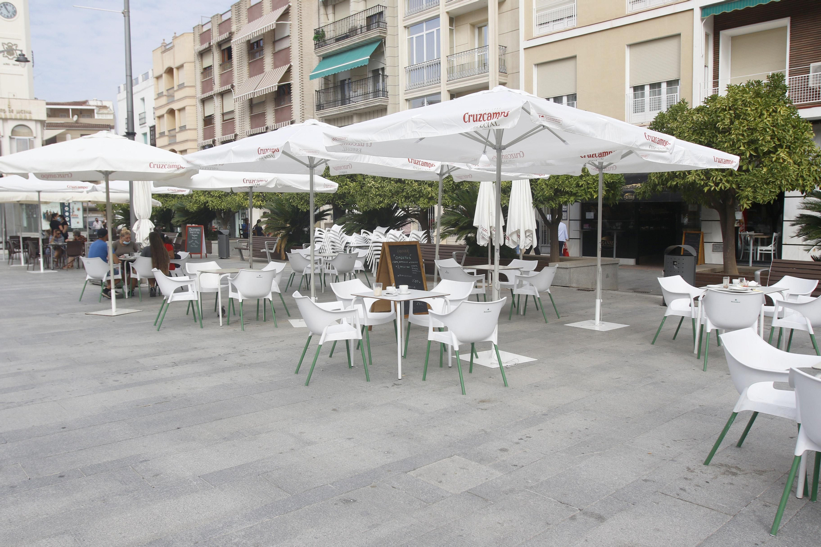 Terrazas en la plaza Nueva de Lucena. Terrazas en la plaza Nueva de Lucena.