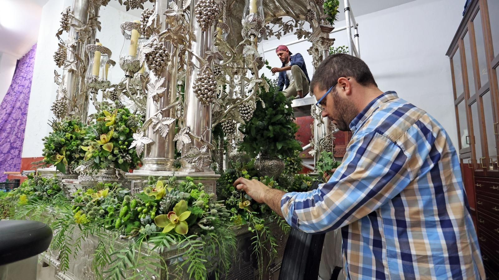 Los floristas se esmeran en el exorno floral de la carreta del Rocío de Jerez. Los floristas se esmeran en el exorno floral de la carreta del Rocío de Jerez.