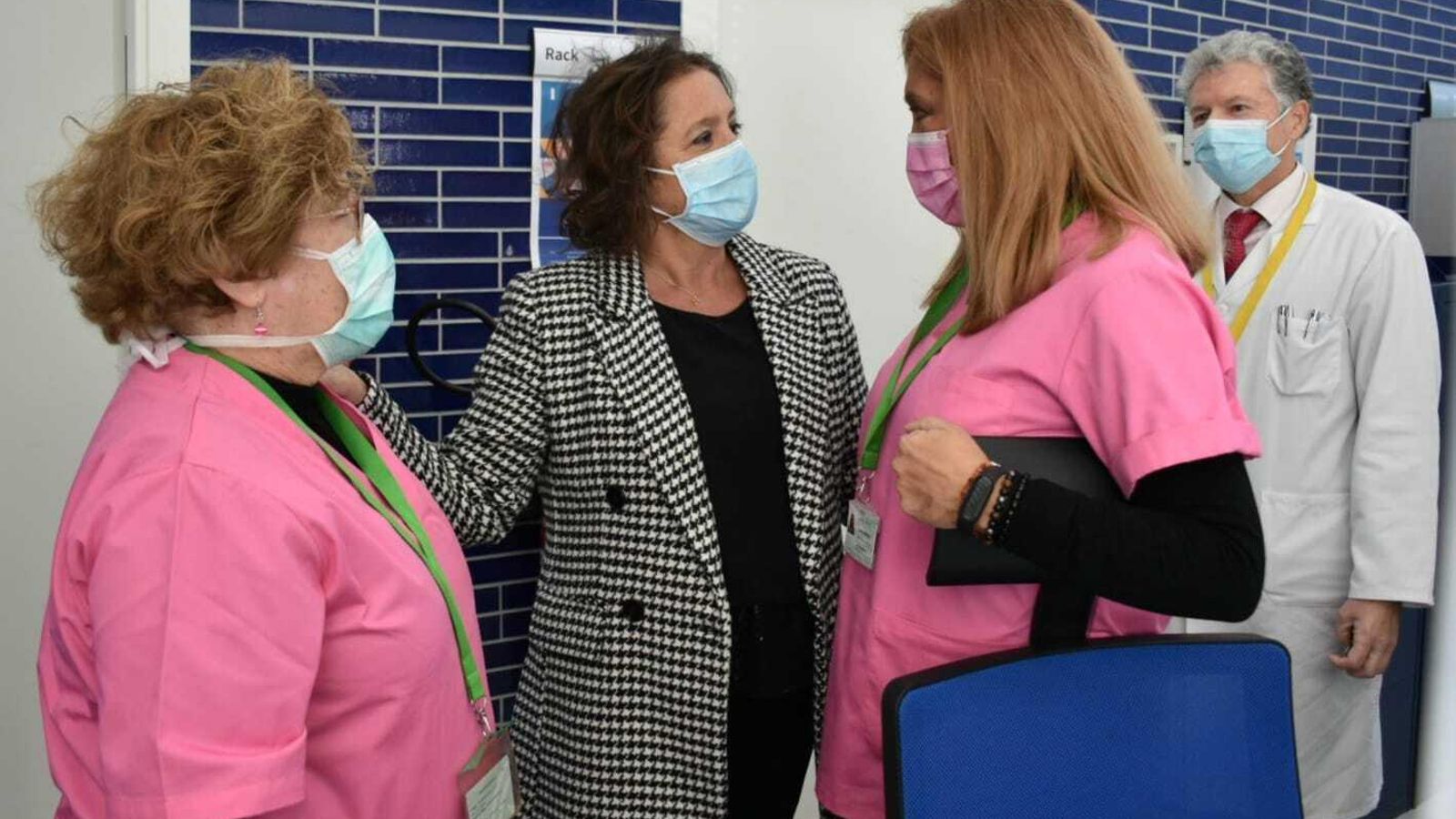 Catalina García con los profesionales del centro de salud de Pino Montano.