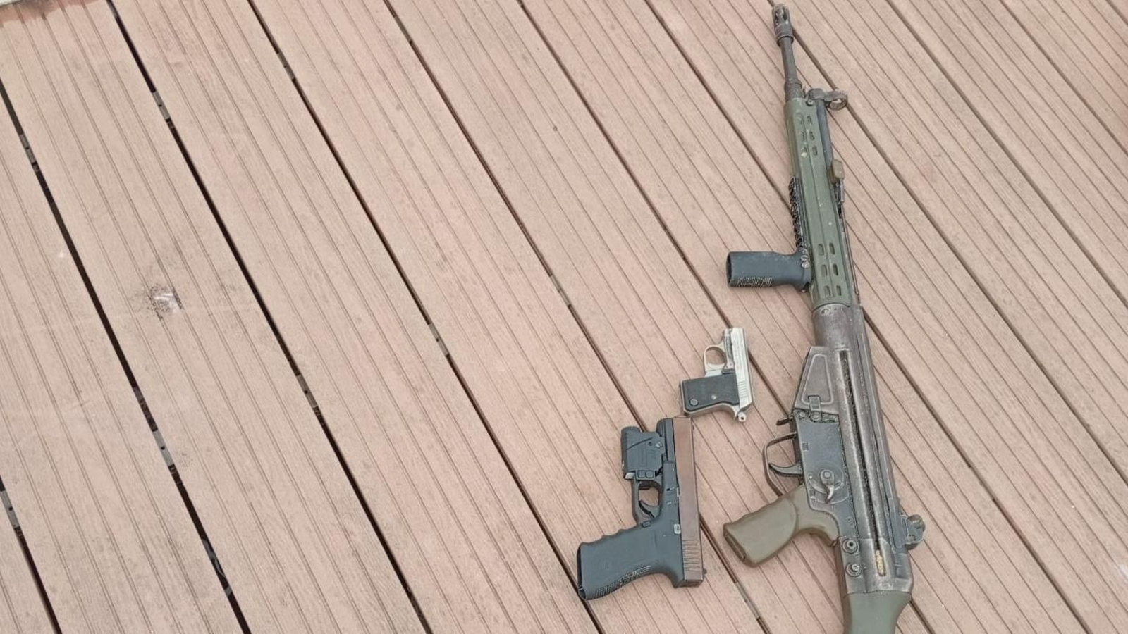 Fusil de asalto y pistolas.