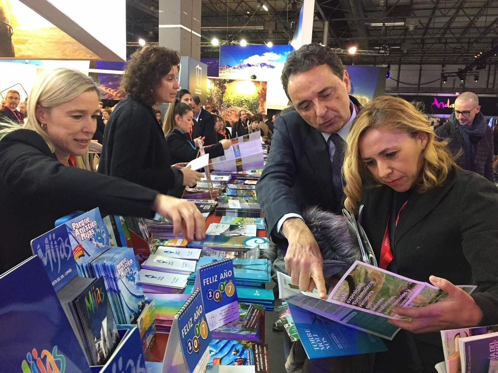 El alcalde, José Ortiz, informa a una mujer interesada en la oferta de Torremolinos.