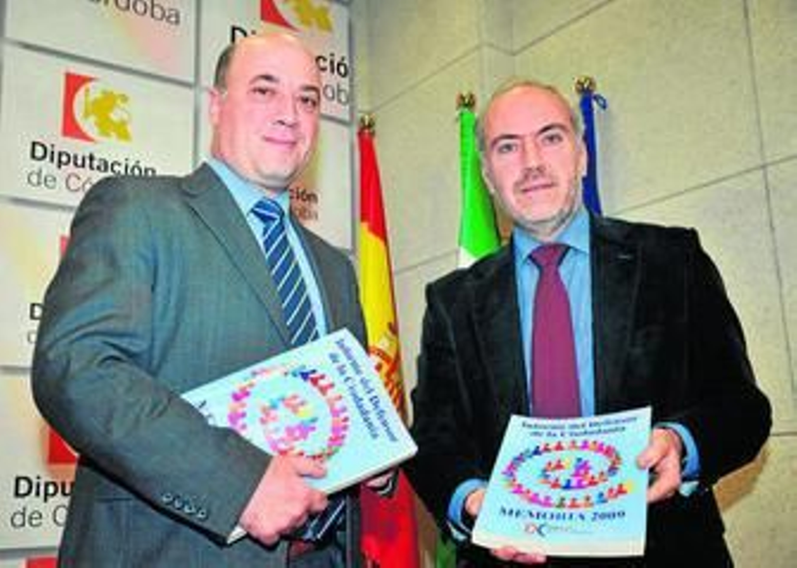 Antonio Ruiz y Francisco García-Calabrés posan con la memoria de 2009. Antonio Ruiz y Francisco García-Calabrés posan con la memoria de 2009.