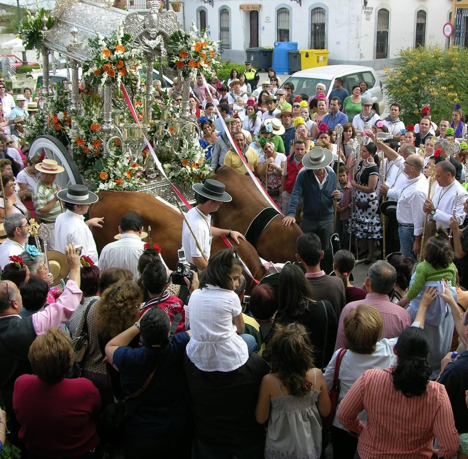 Juan José Volante lanzando vivas al Simpecado de la filial.