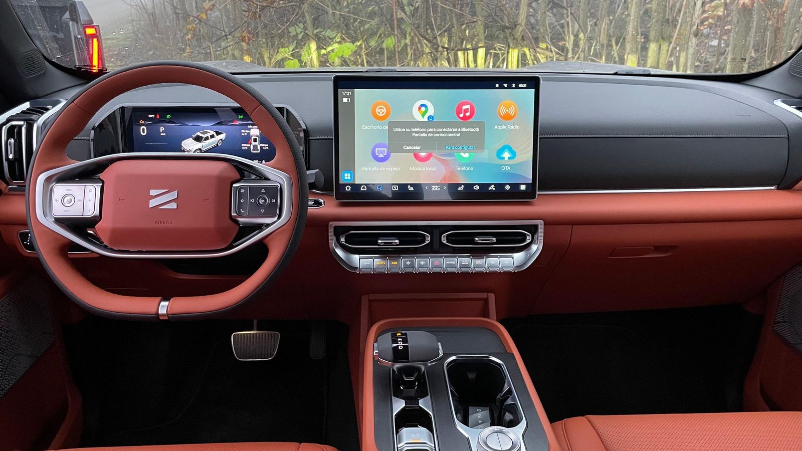 En todas las versiones se emplean dos pantallas, pero el tamaño de la central difiere de los Diesel a los PHEV: en éstos es de mayor tamaño. Su sistema admite la conexión inalámbrica de teléfonos Android Auto o Apple CarPlay.