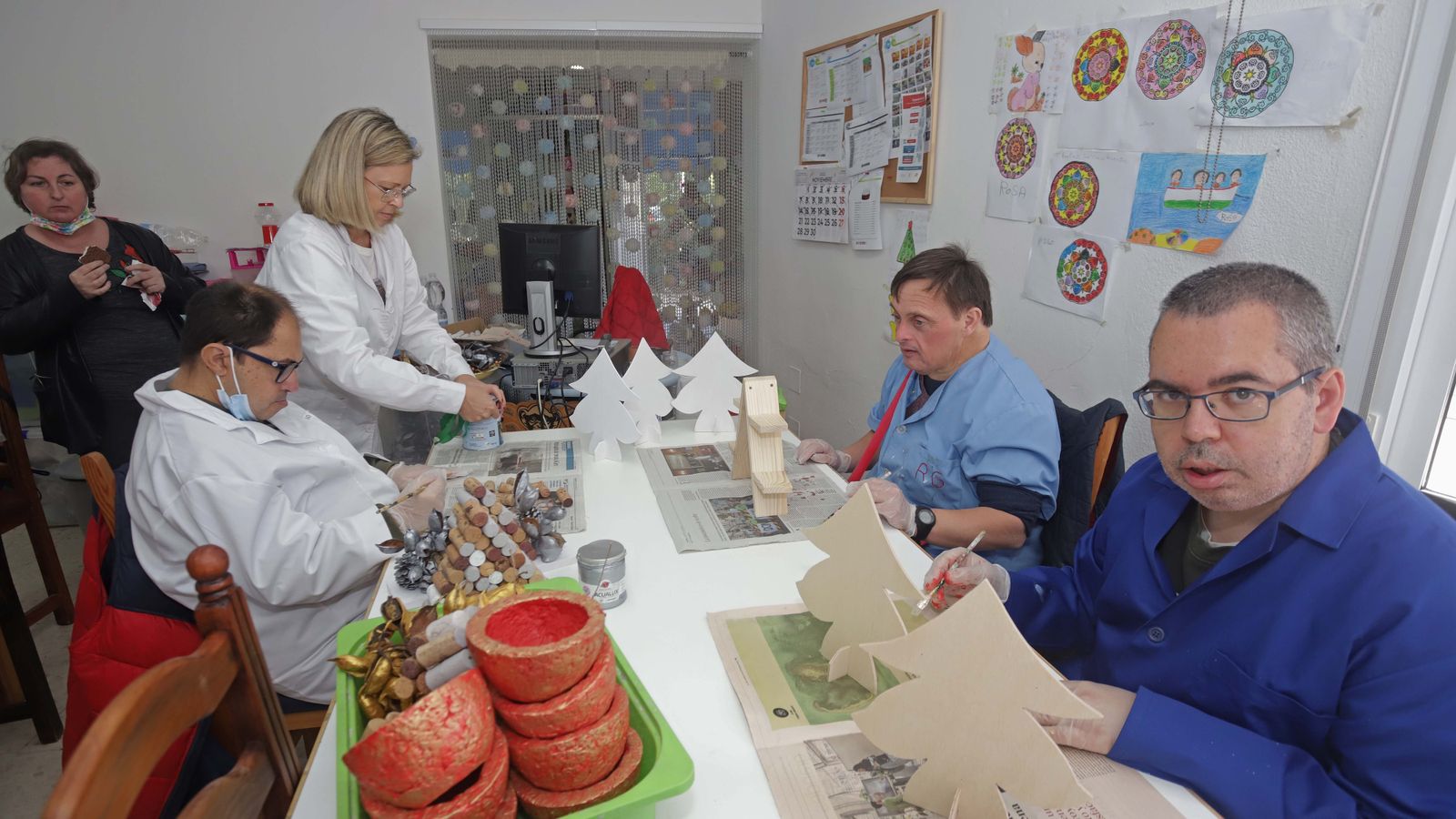 Venta de productos navideños solidarios de Apadis en Algeciras