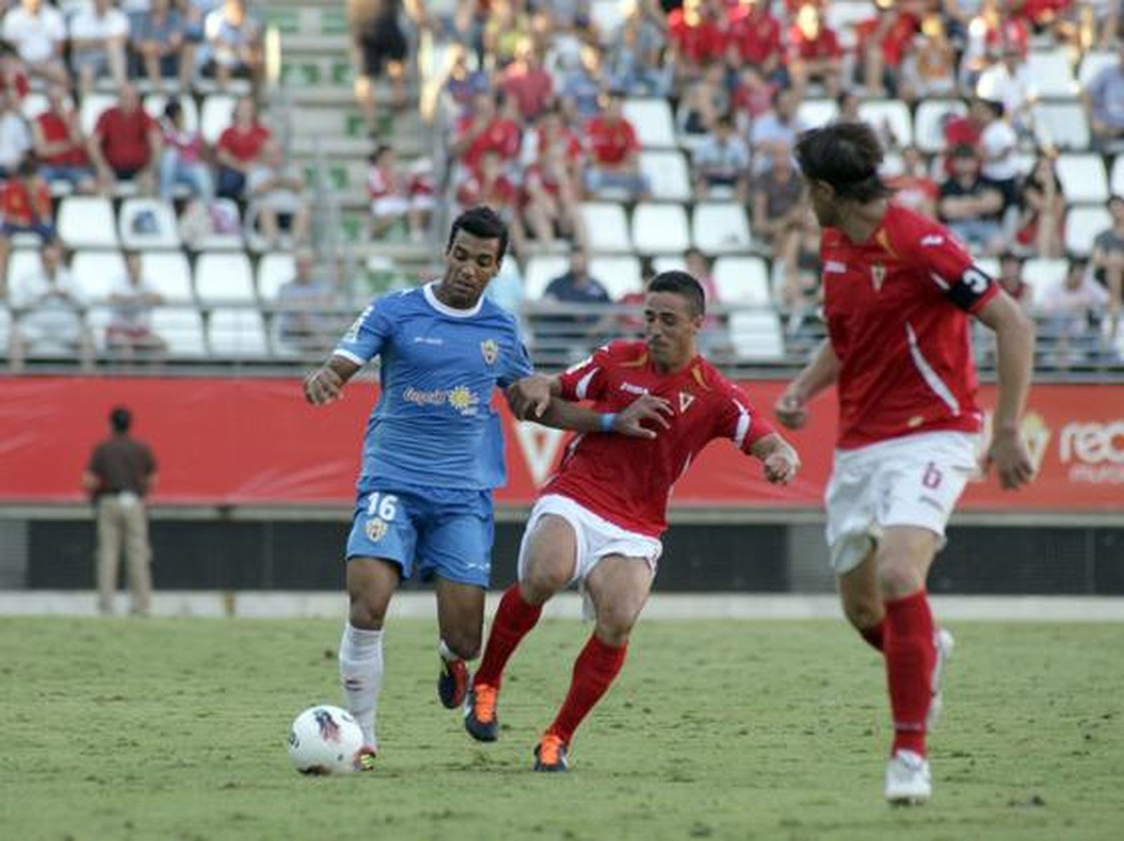 El Almería sale victorioso de la Nueva Condomina (0-2). / Fran Leonardo