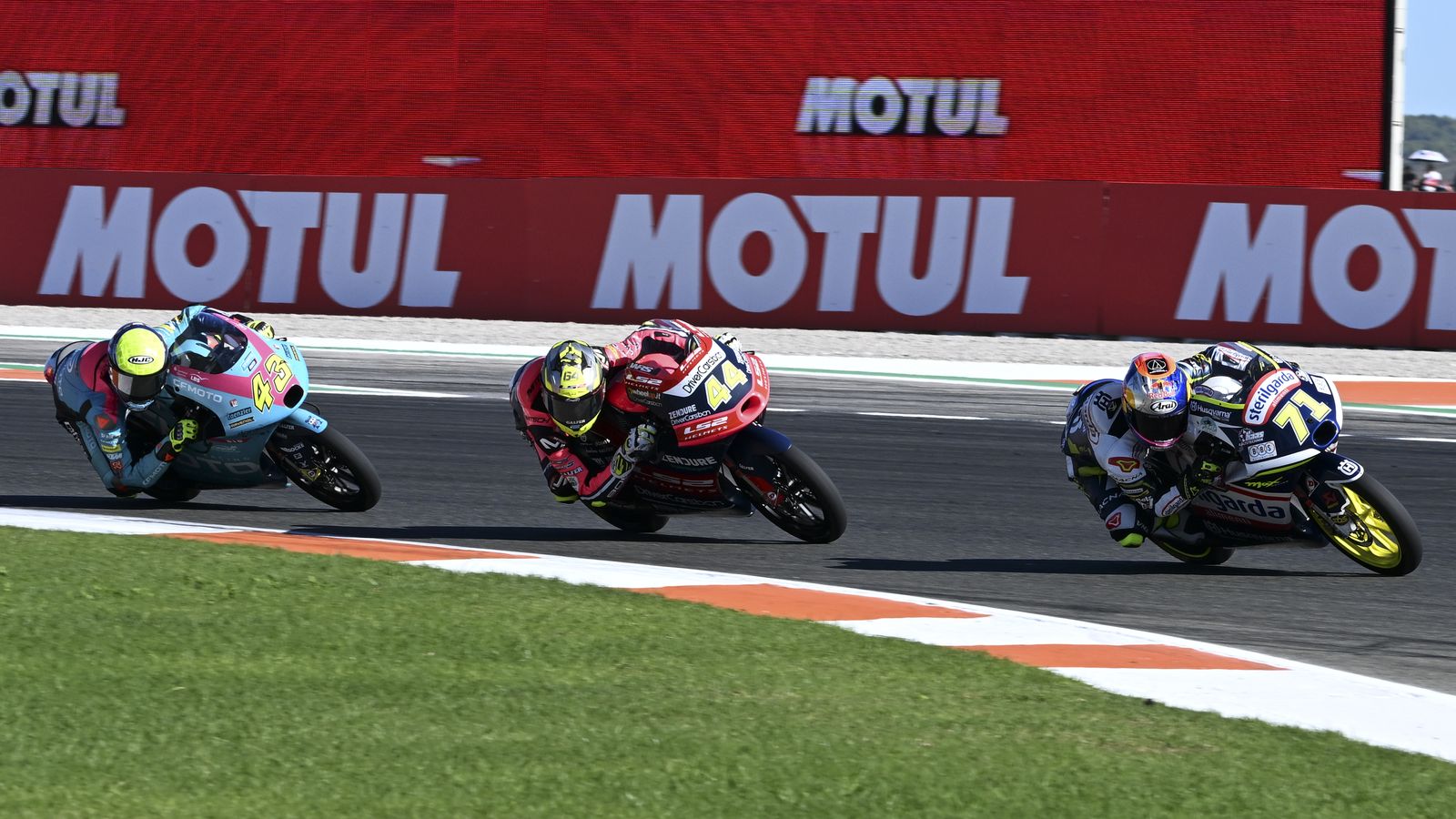 El andaluz, rodando entre Sasaki (71) y Xavi Artigas (43).