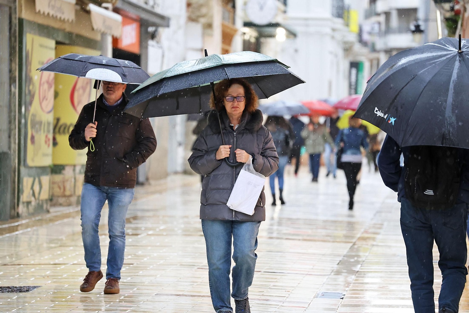 Las imágenes de la lluviosa mañana del jueves 13 de marzo en Huelva