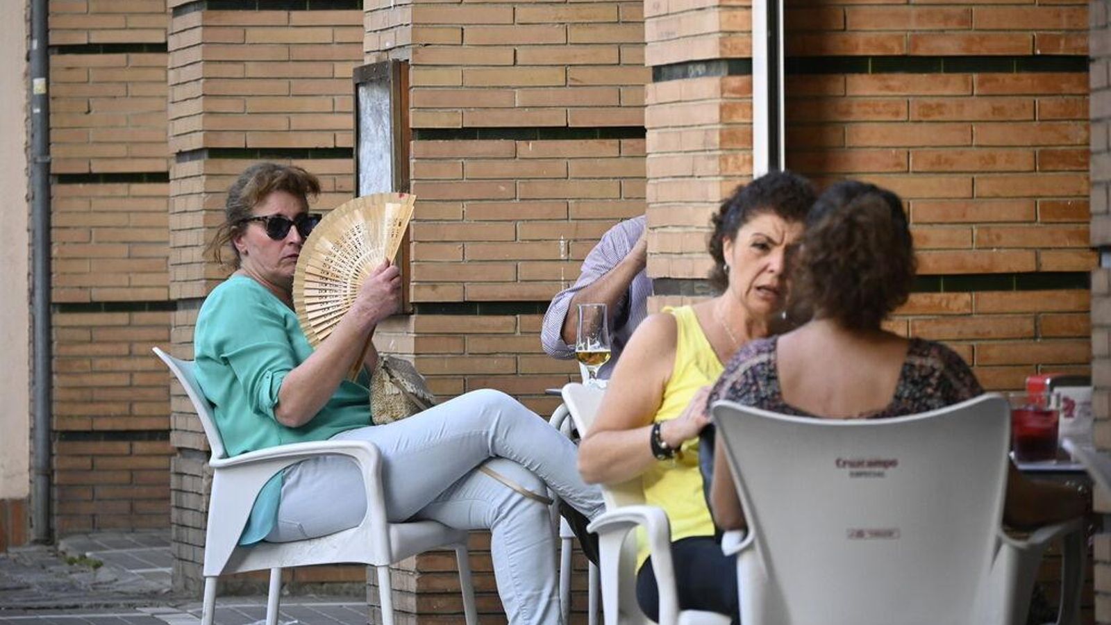 Mujeres en terrazas del centro de Huelva