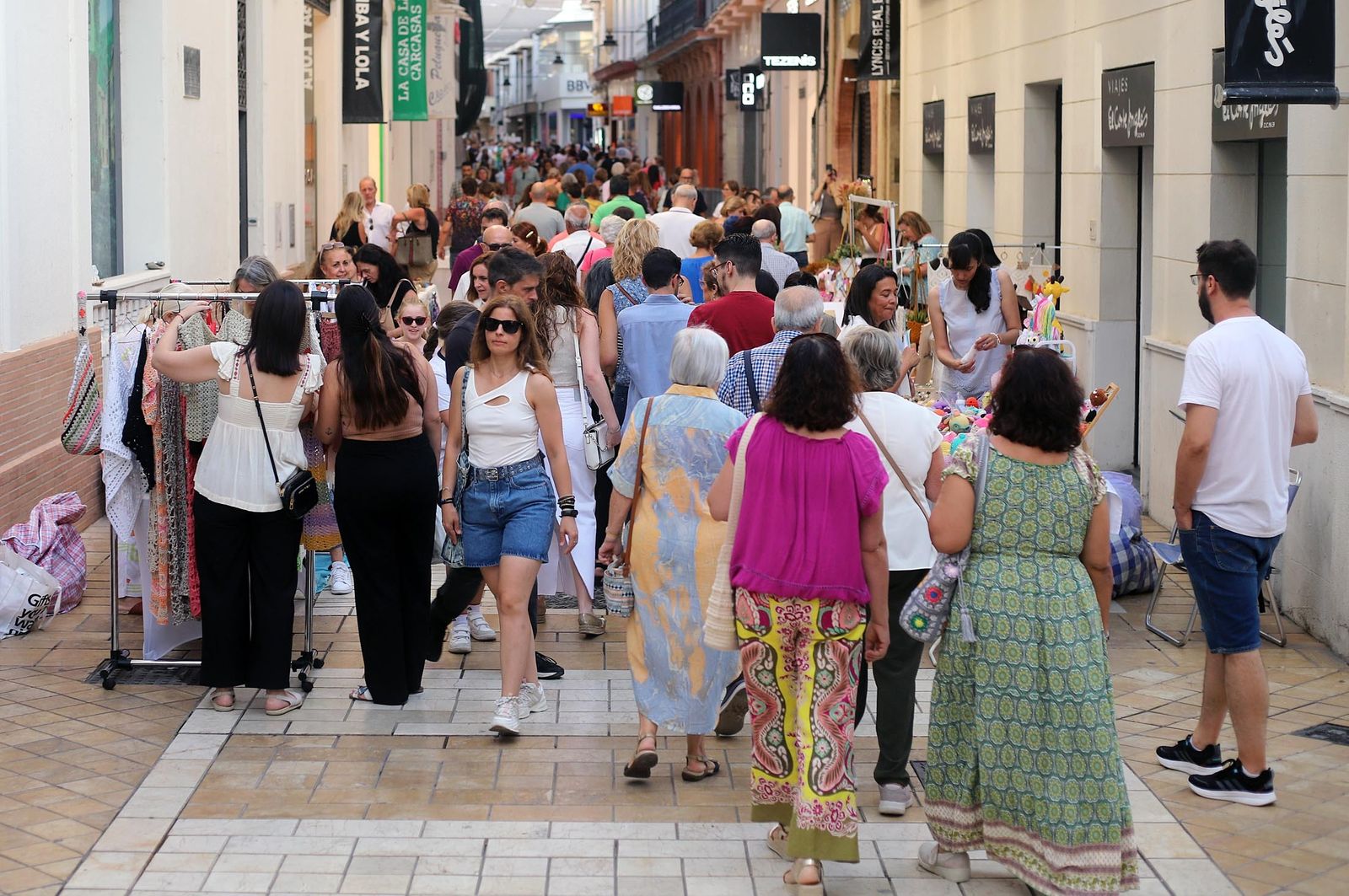 Imágenes de Huelva en blanco y azul, la noche del comercio