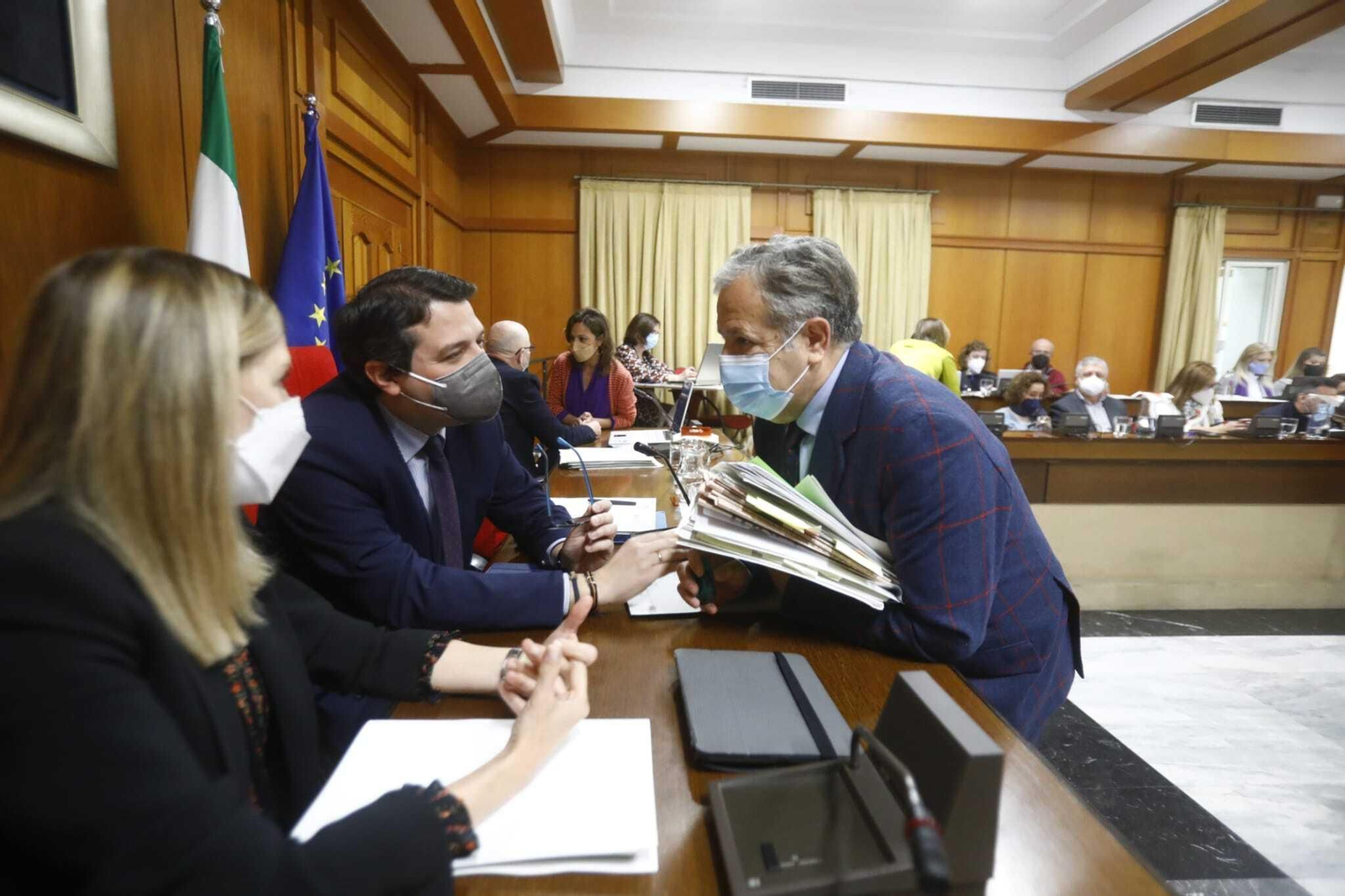 Salvador Fuentes conversa con José María Bellido antes del inicio del Pleno.