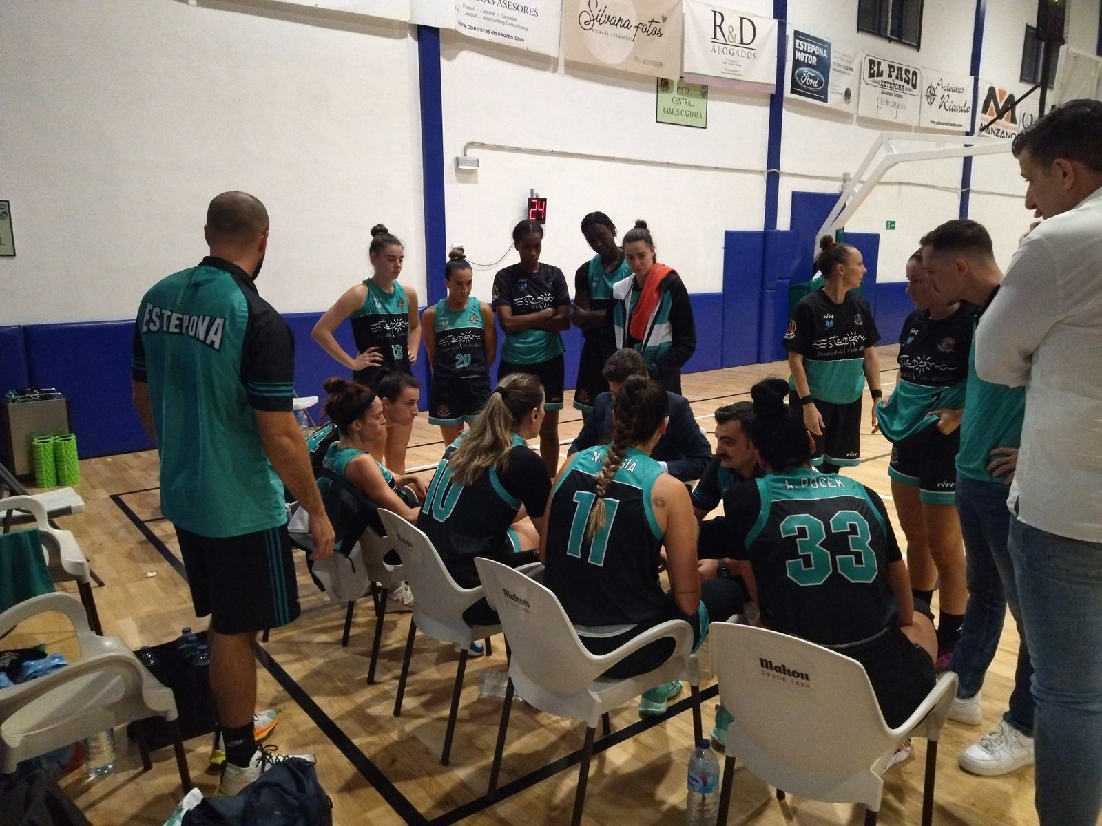 El CAB Estepona, durante un tiempo muerto.